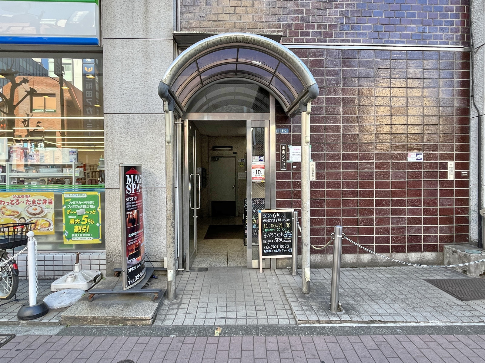 オフィスビル出入口