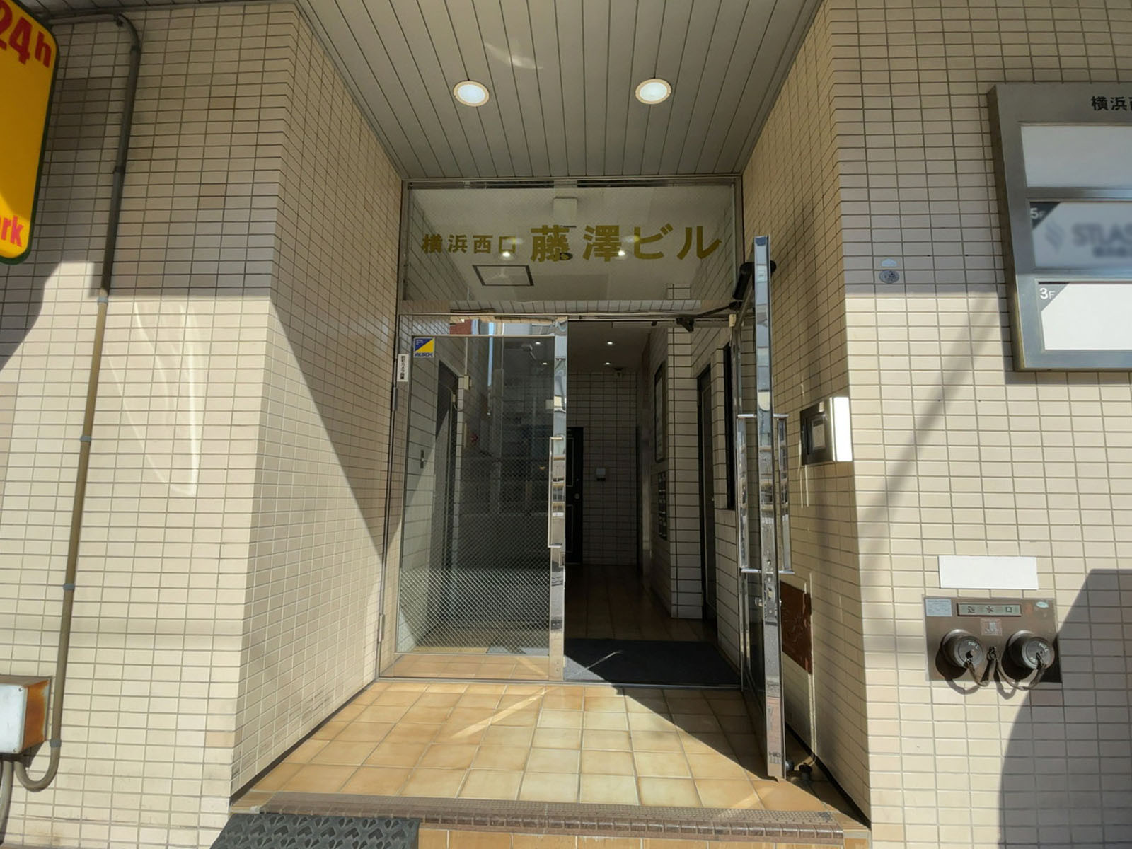 オフィスビル出入口