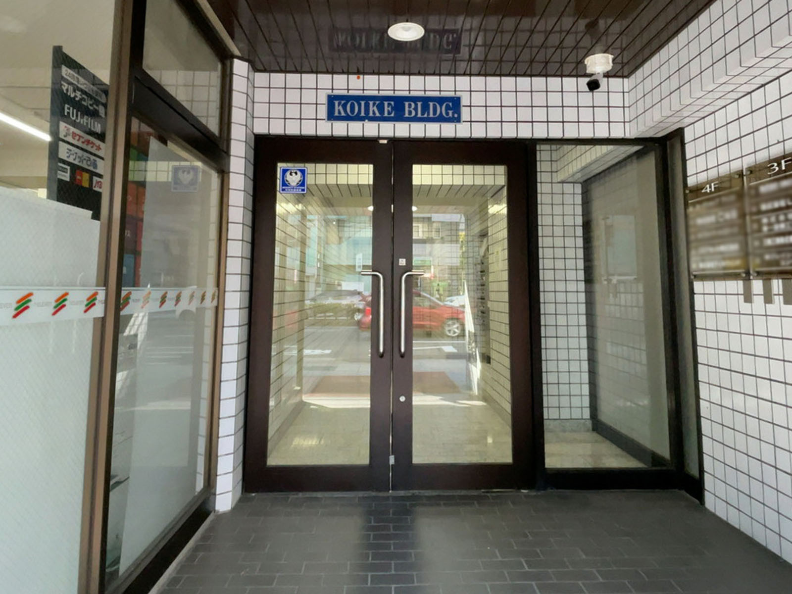 オフィスビル出入口