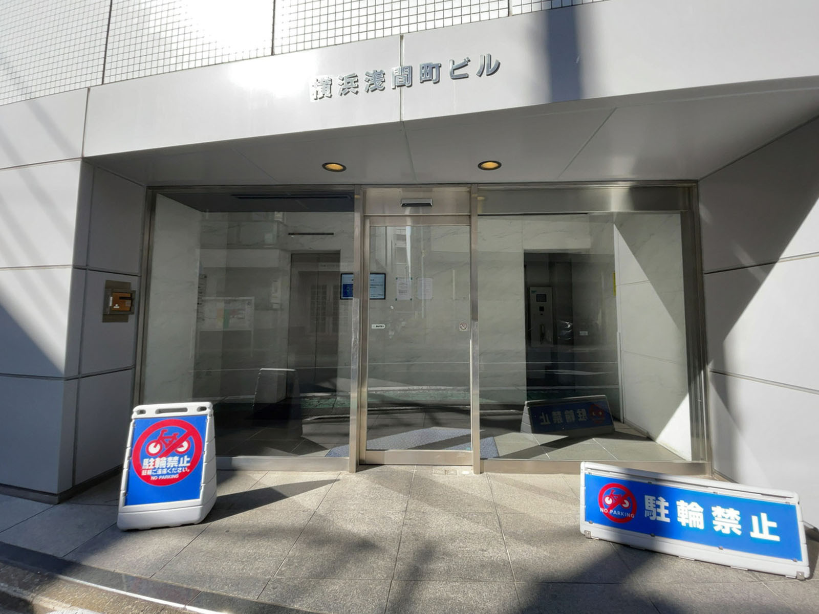 オフィスビル出入口