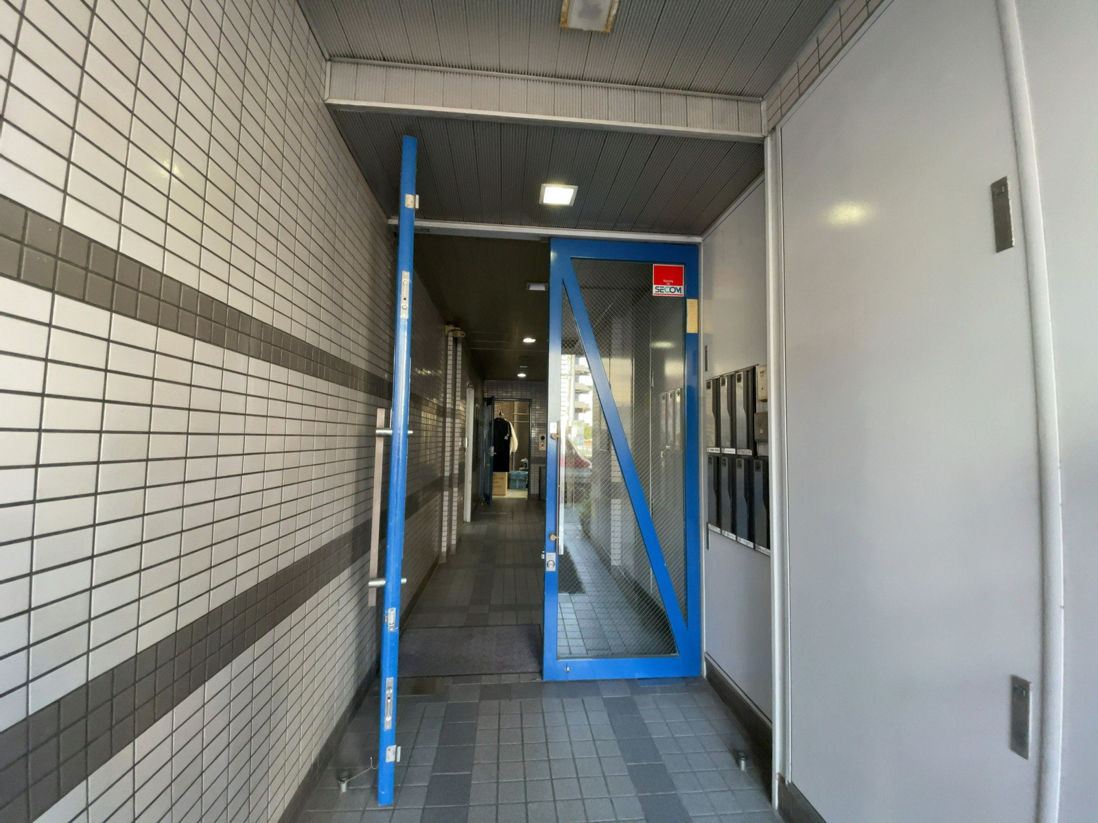 オフィスビル出入口
