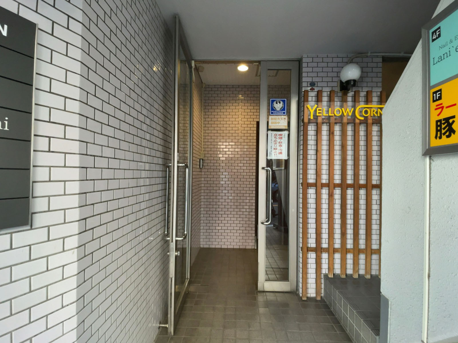 オフィスビル出入口