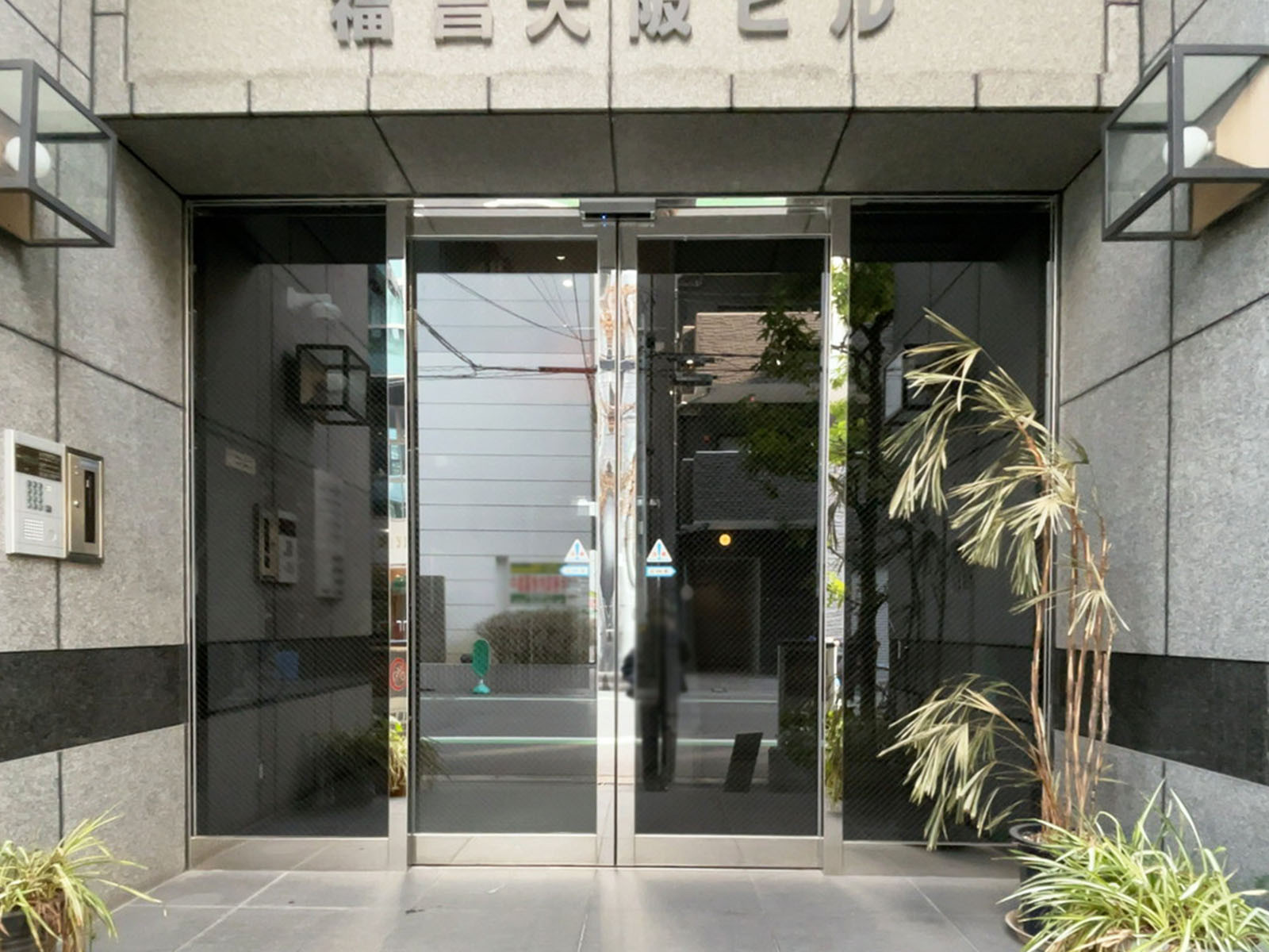 オフィスビル出入口