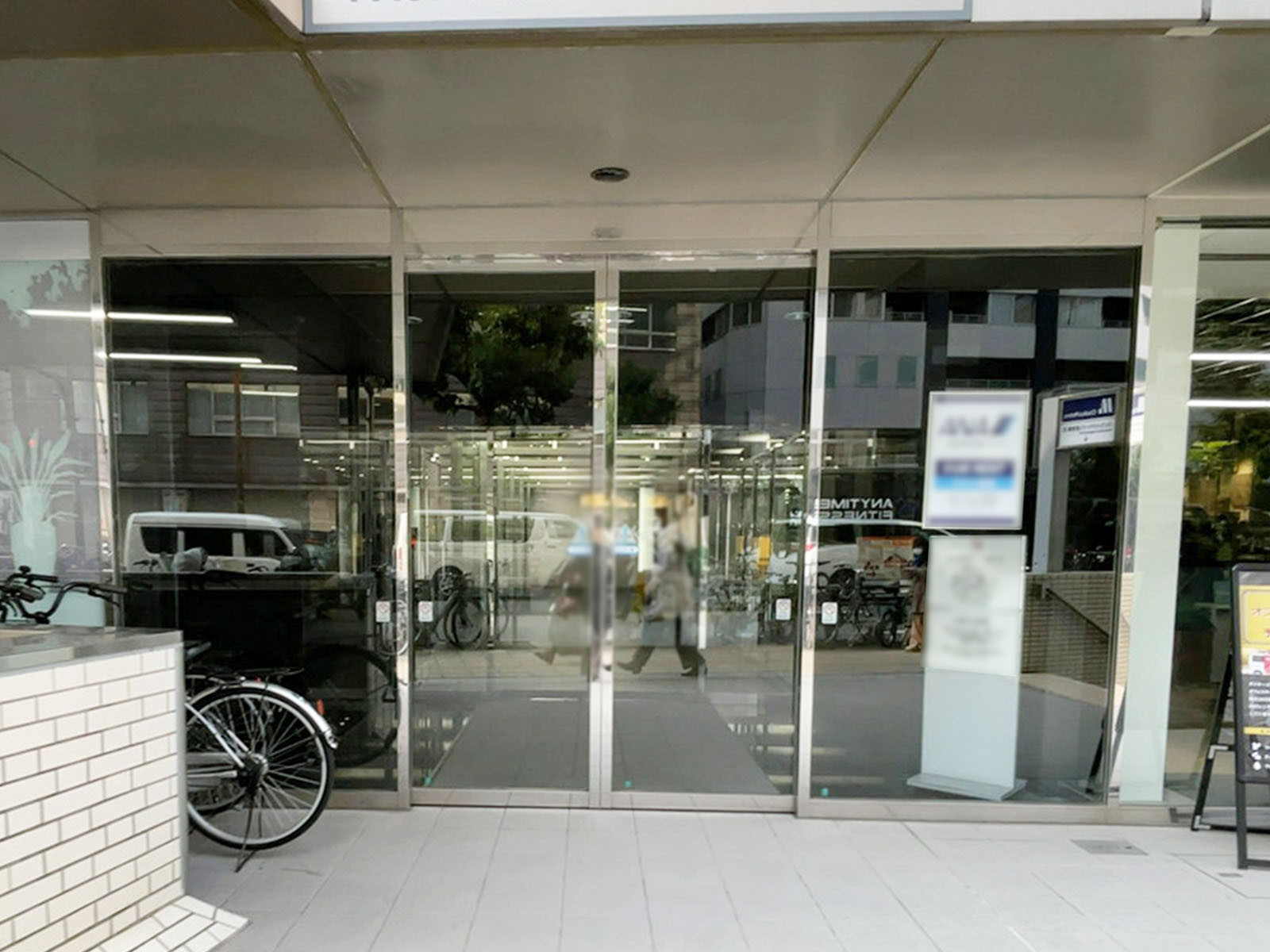 オフィスビル出入口