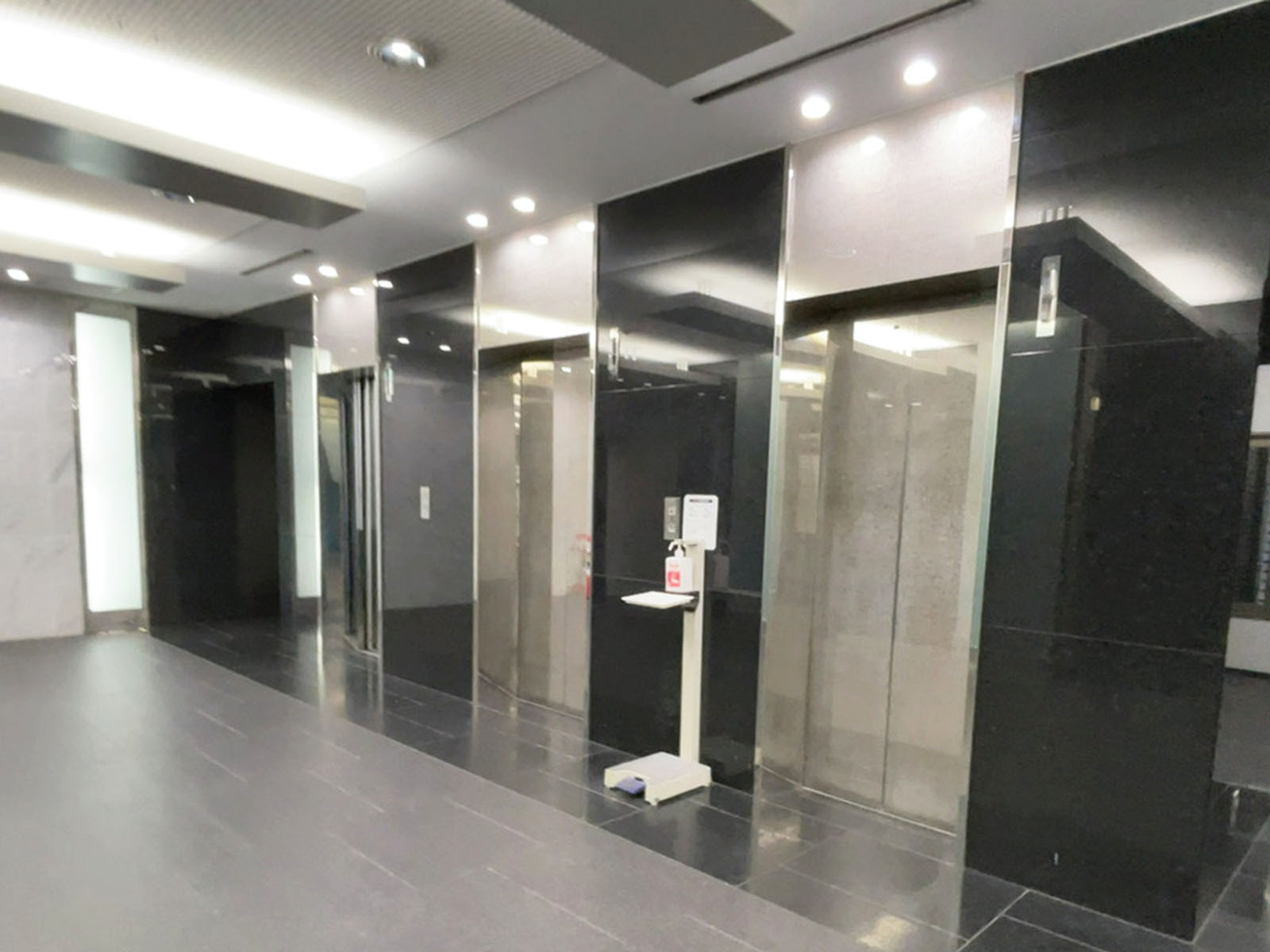 エレベーター(3基)