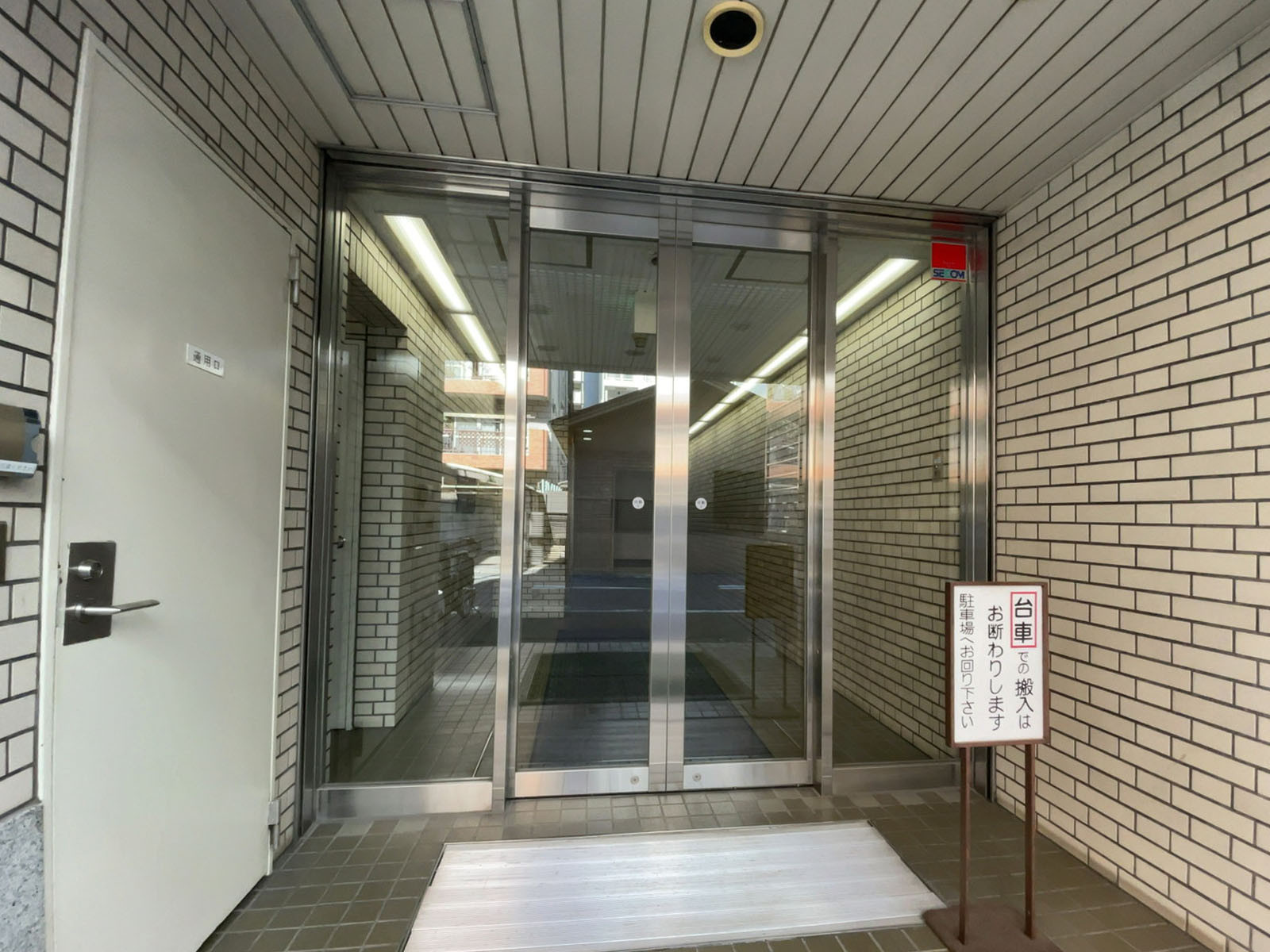 オフィスビル出入口