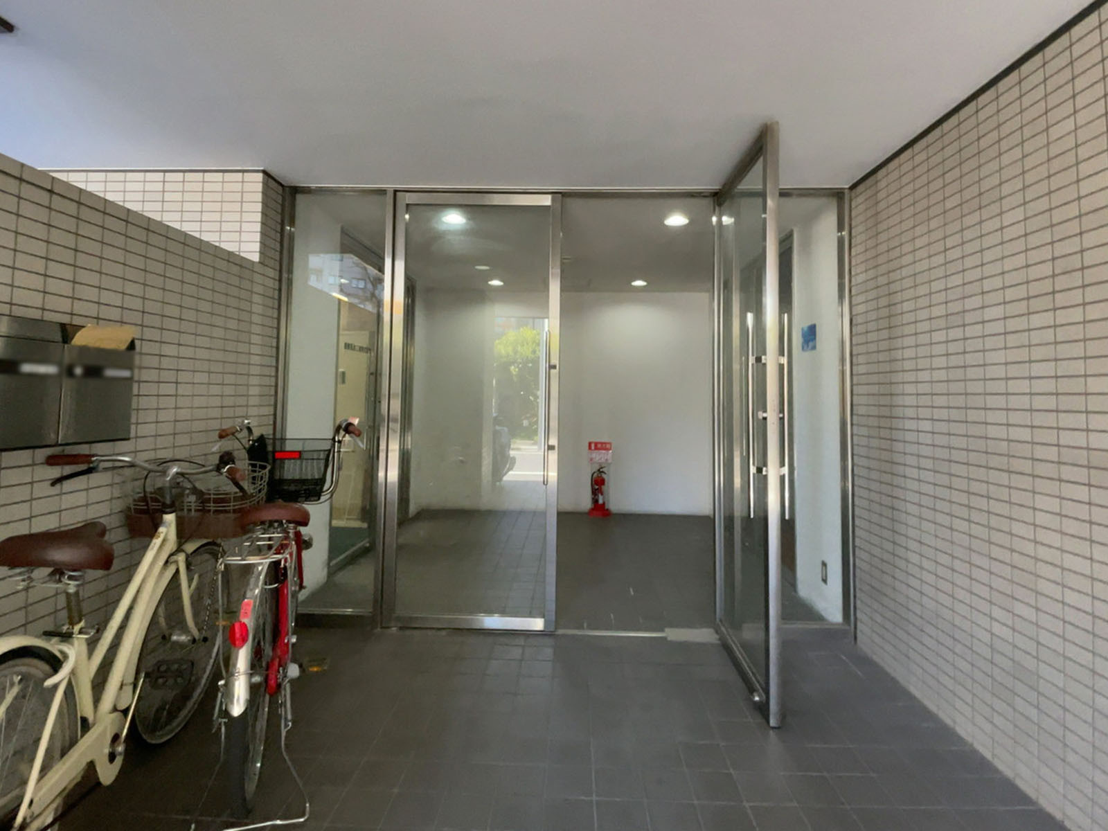 オフィスビル出入口