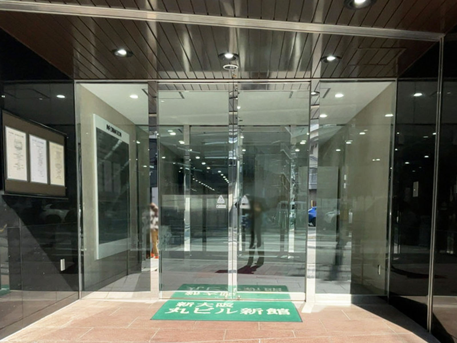 オフィスビル出入口
