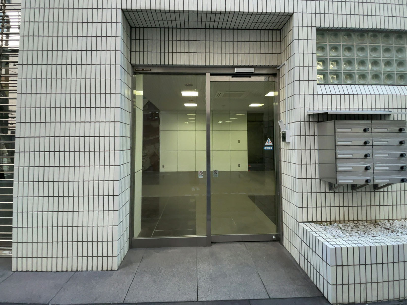 オフィスビル出入口