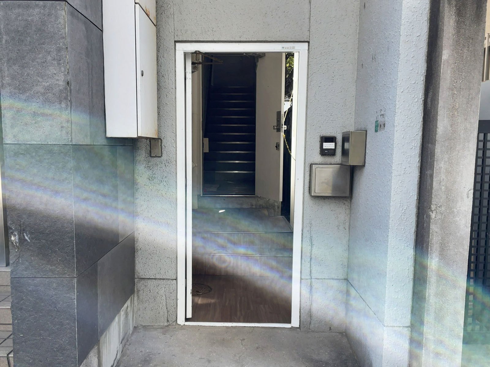 オフィスビル出入口
