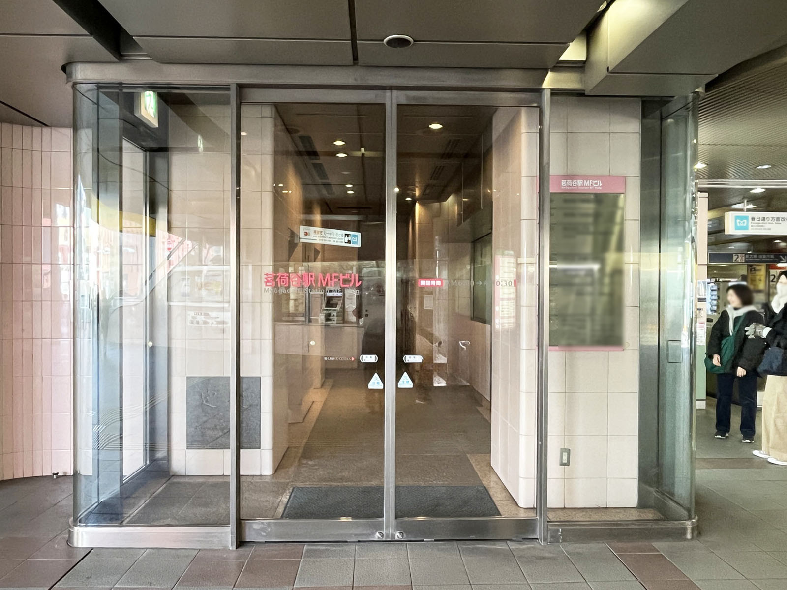 オフィスビル出入口