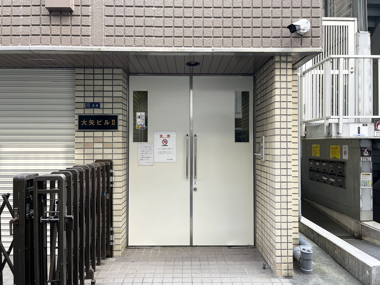 オフィスビル出入口