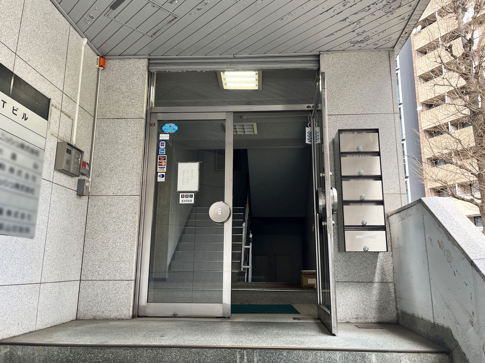 オフィスビル出入口