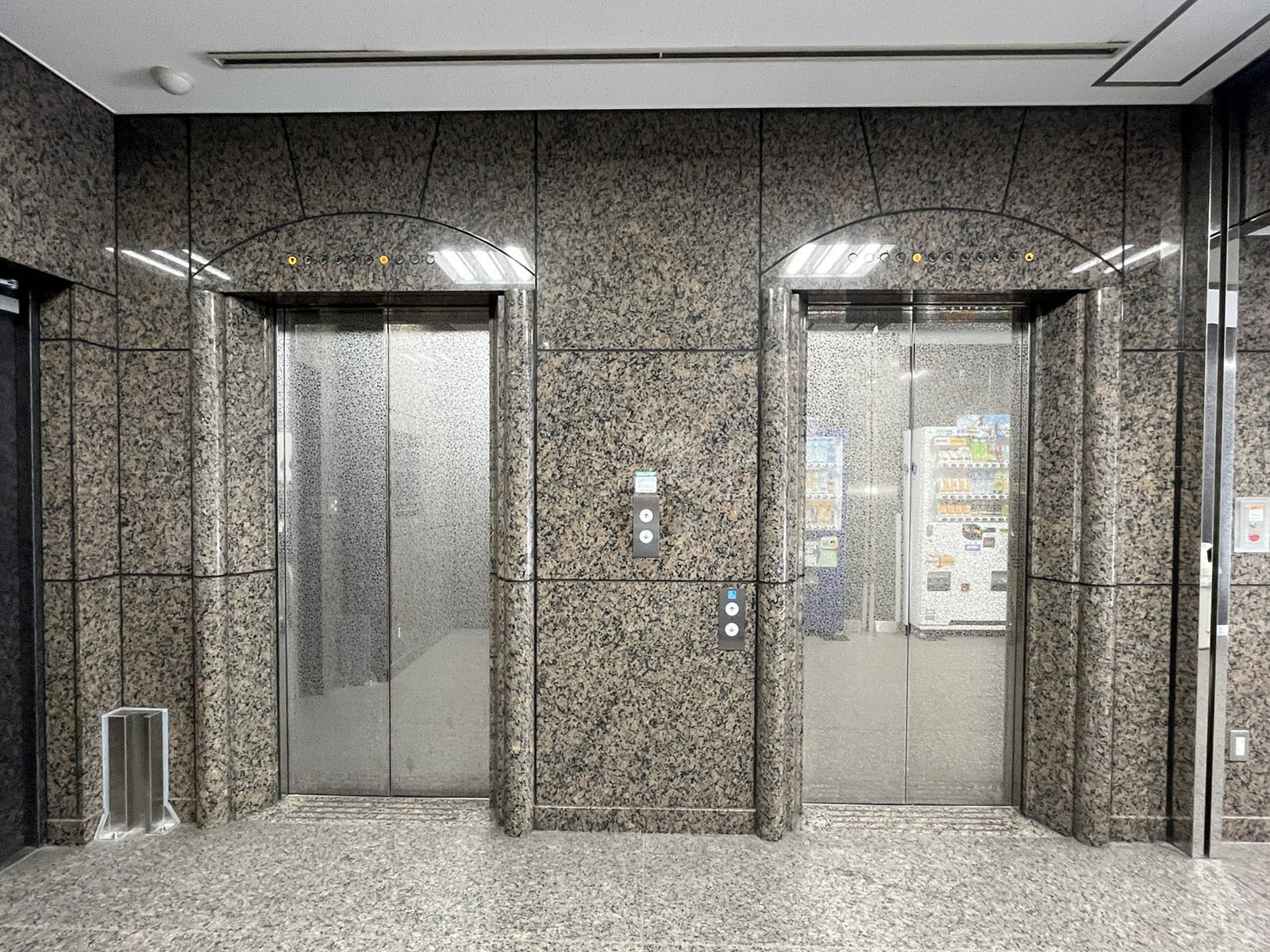 エレベーター(2基)
