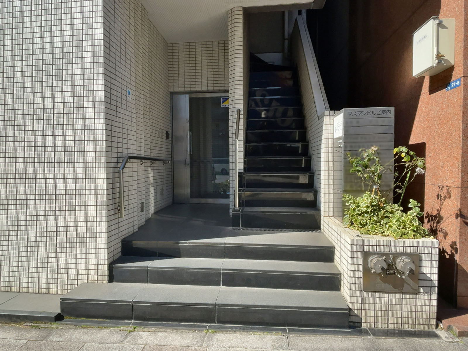 出入り口前の階段