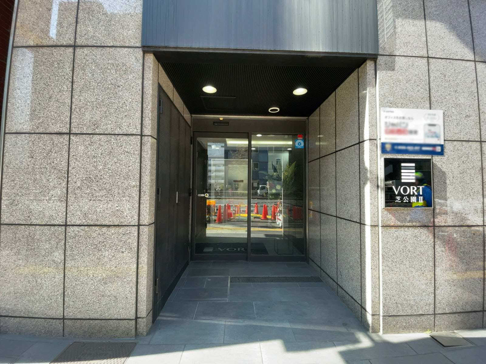 オフィスビル出入口