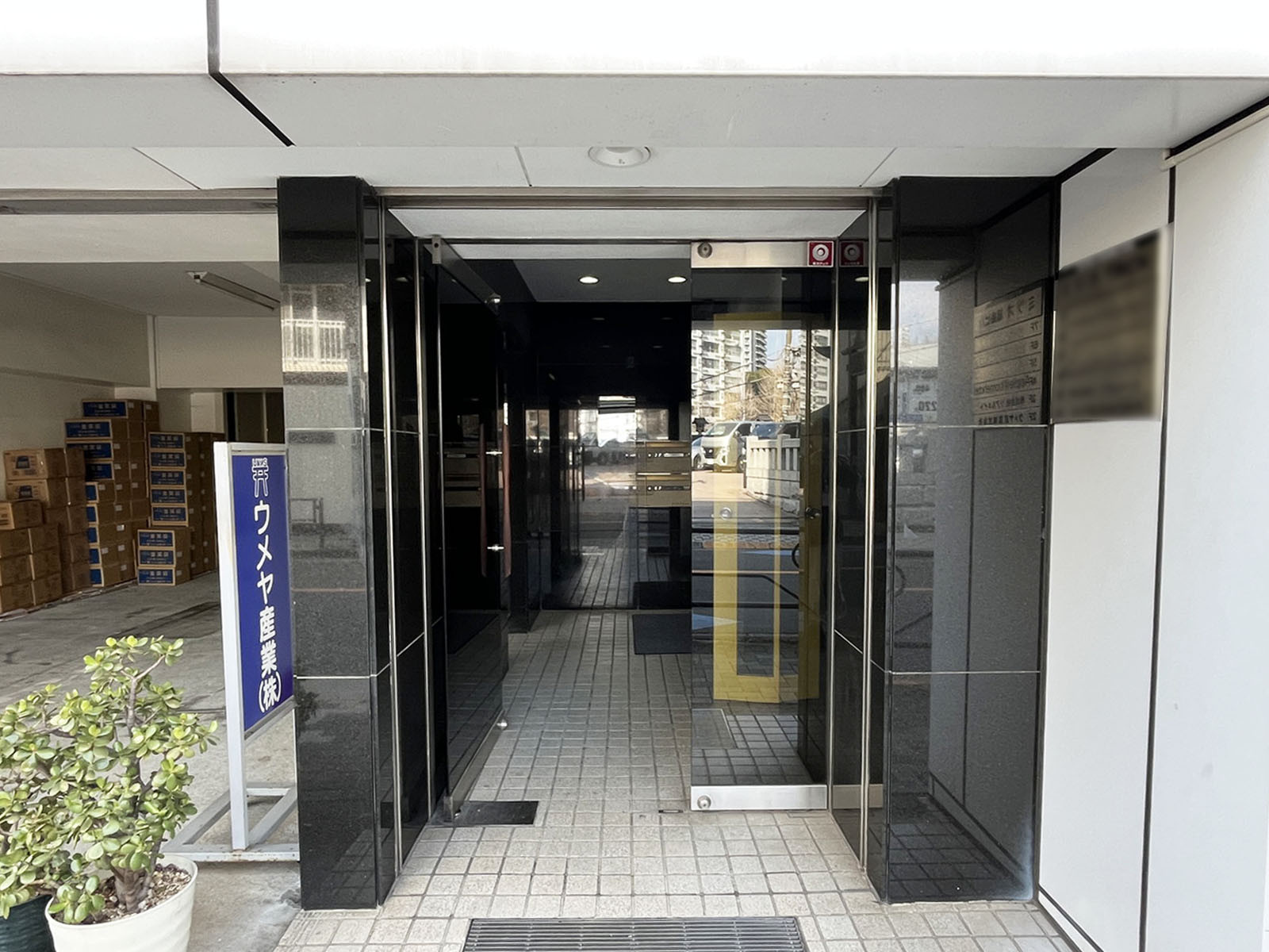 オフィスビル出入口
