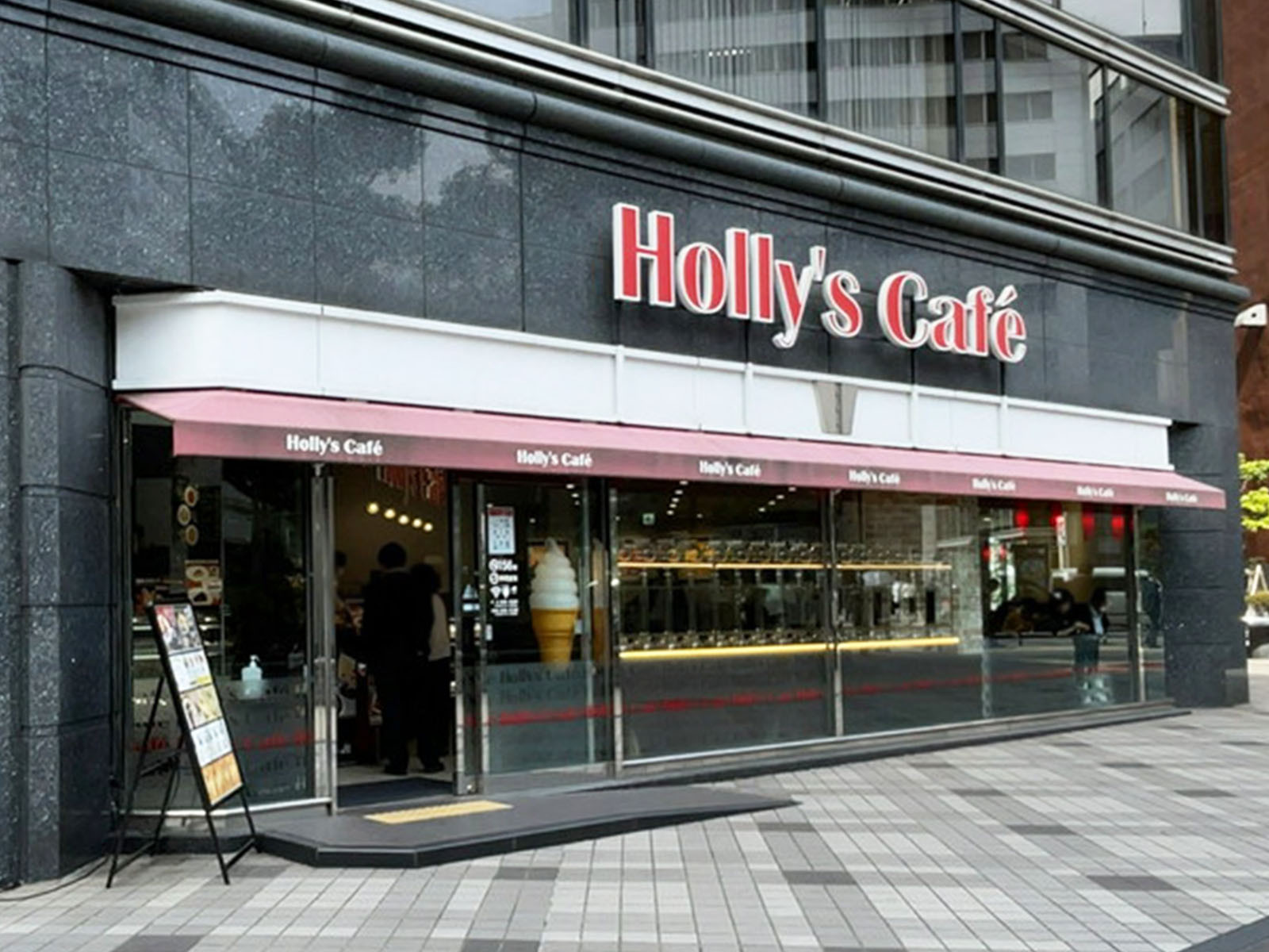 1階のホリーズカフェ 堺筋本町店