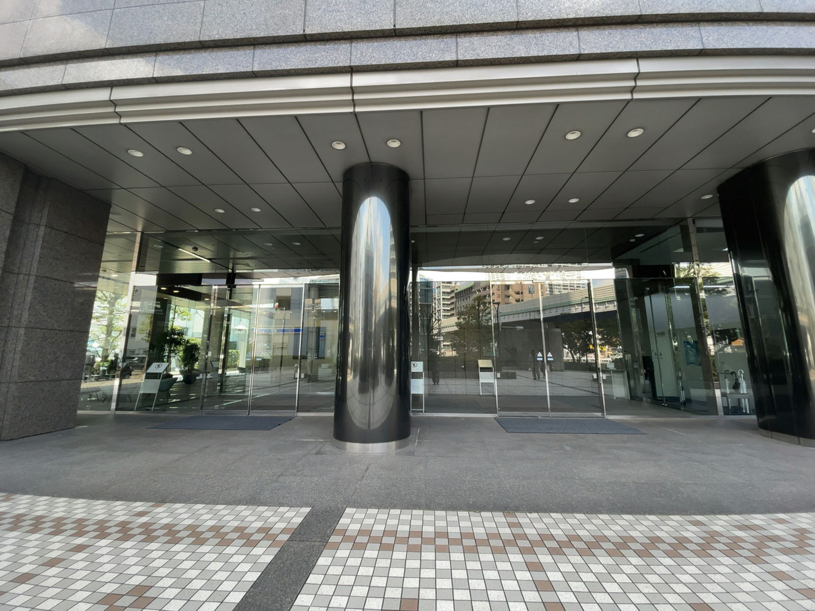 オフィスビル出入口