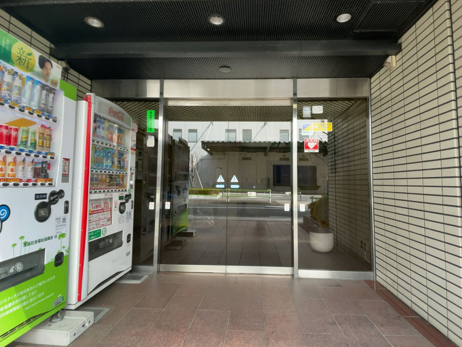 オフィスビル出入口