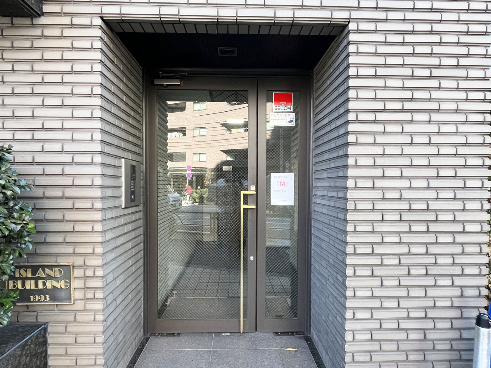オフィスビル出入口