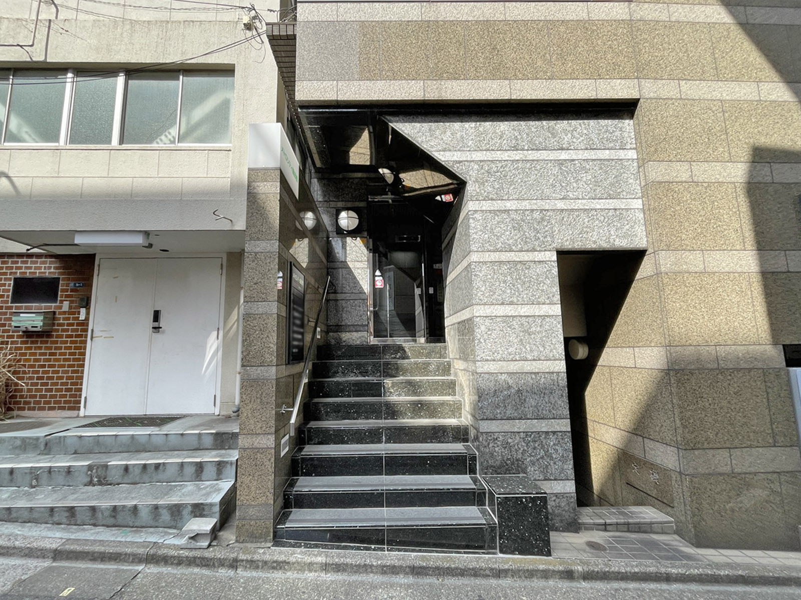 オフィスビル出入口