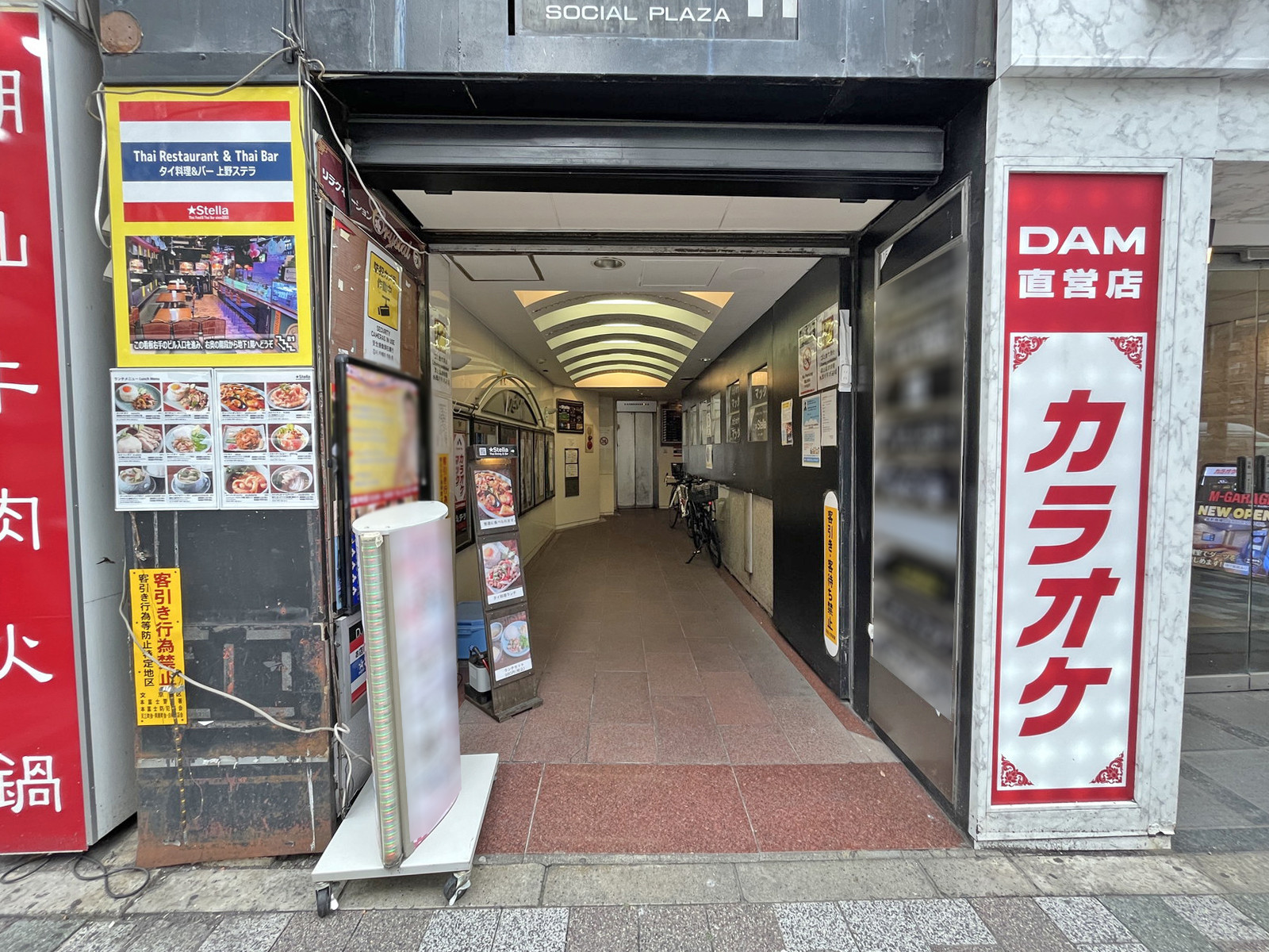 オフィスビル出入口