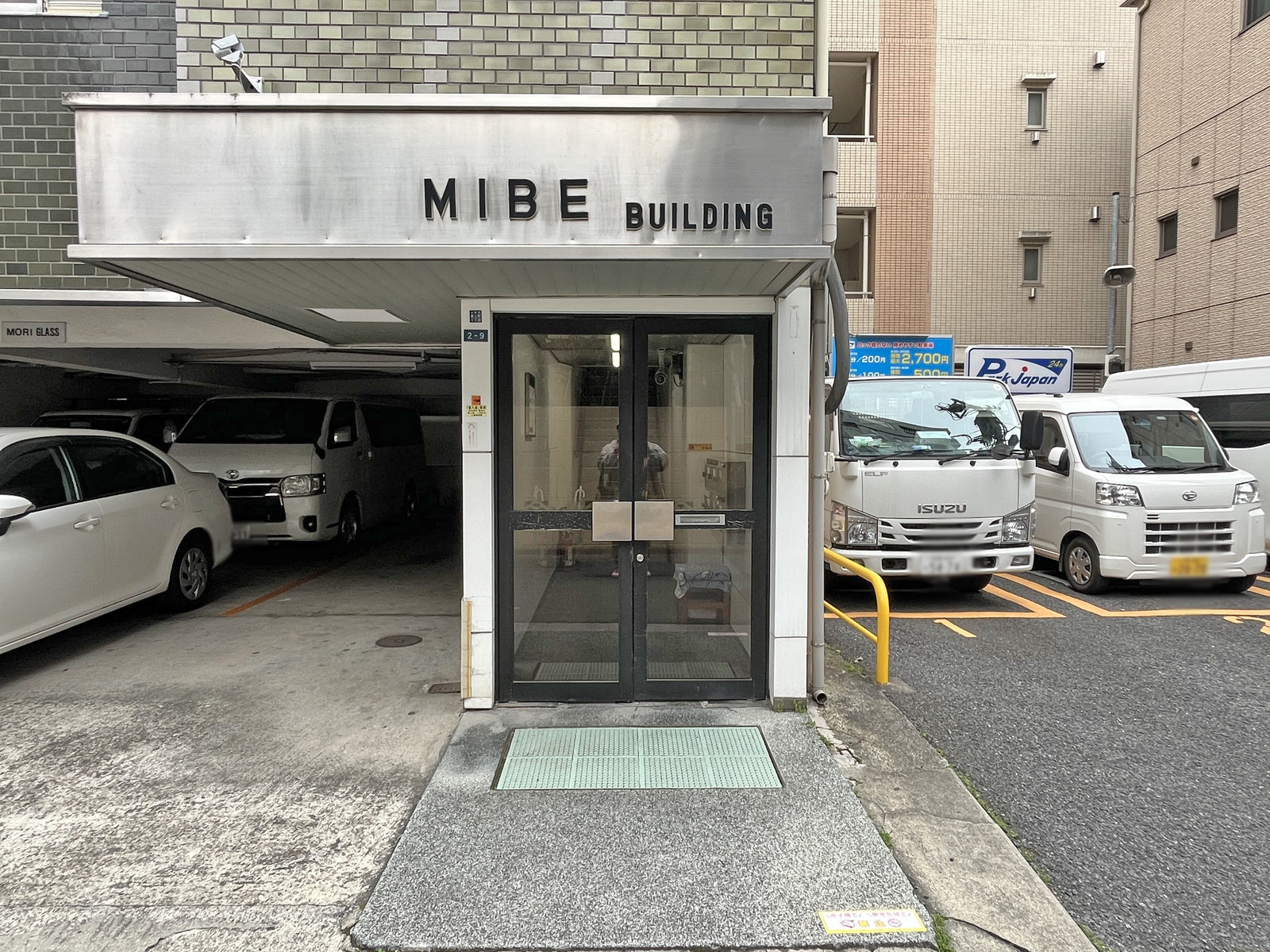 オフィスビル出入口