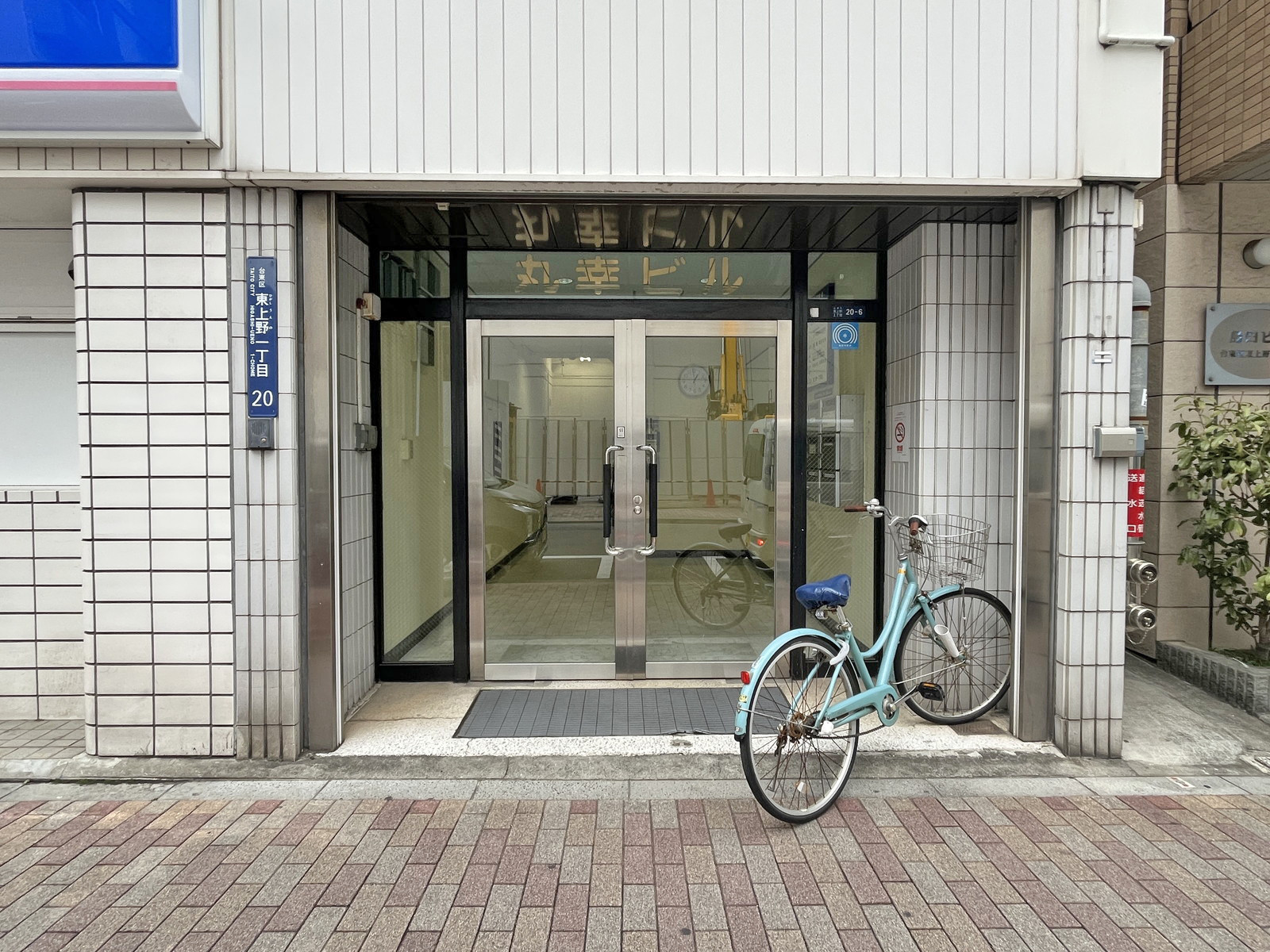 オフィスビル出入口
