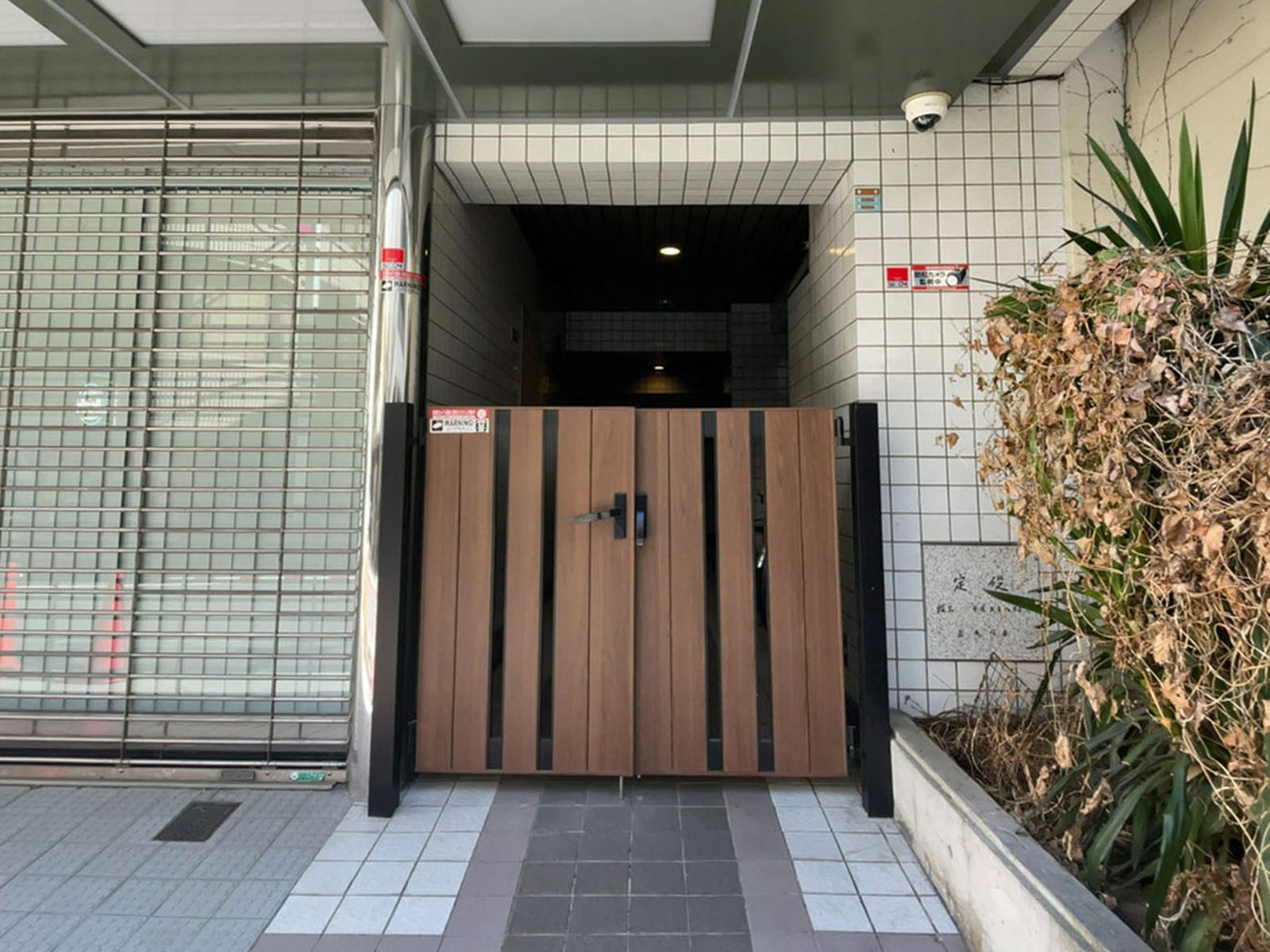 オフィスビル出入口