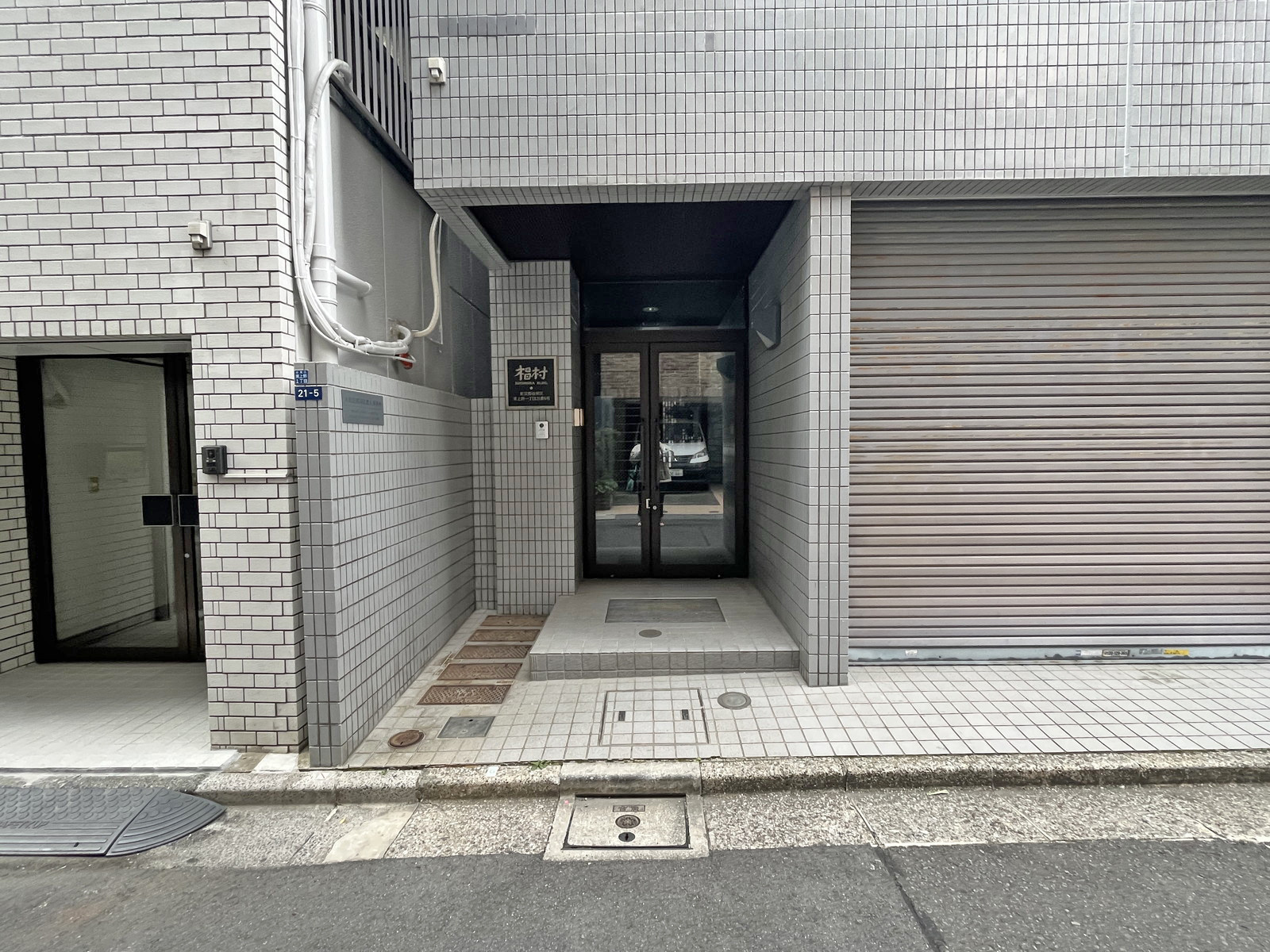 オフィスビル出入口