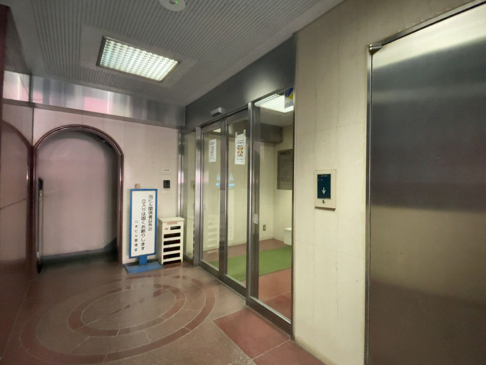 オフィスビル出入口