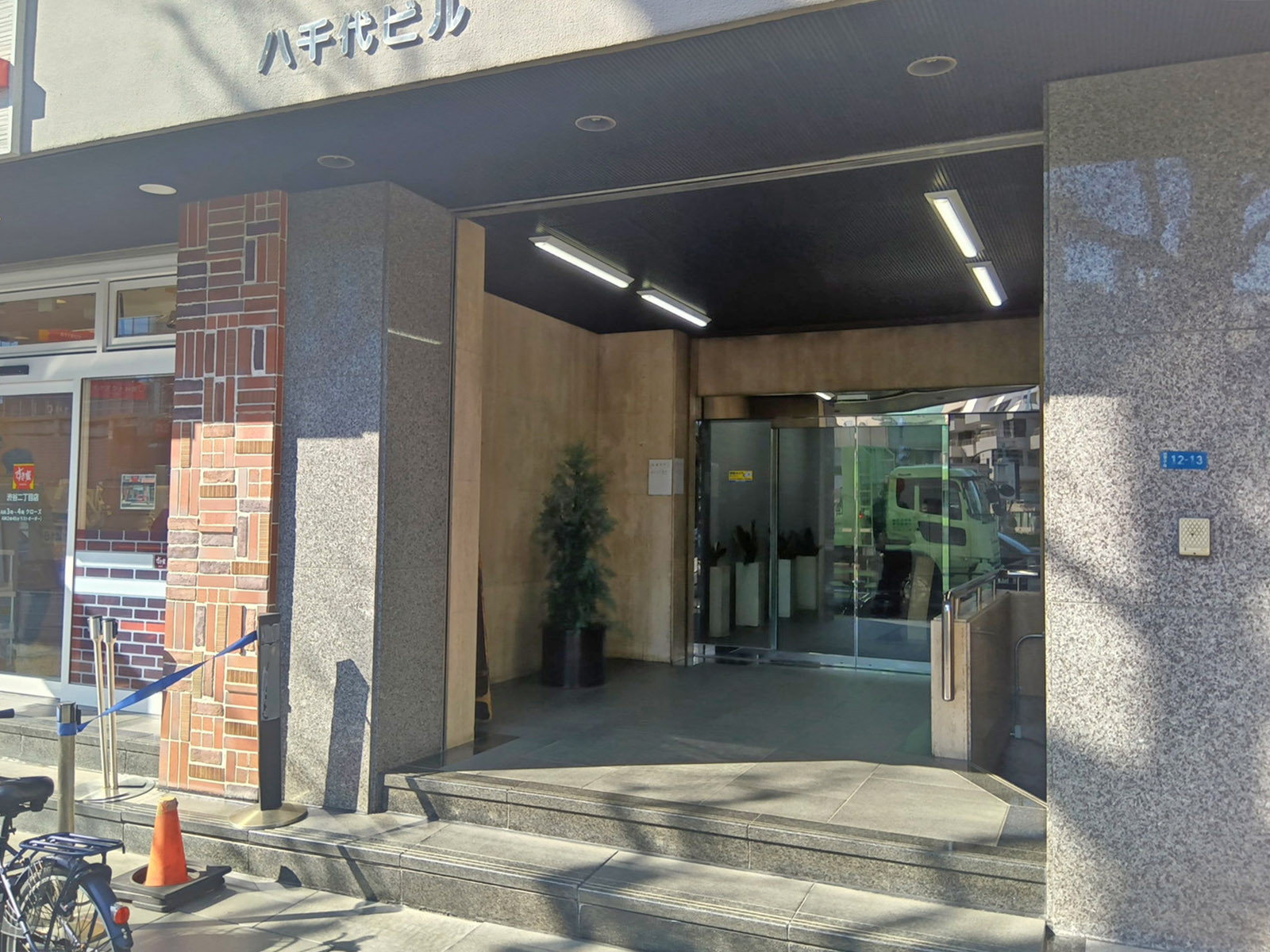 オフィスビル出入口