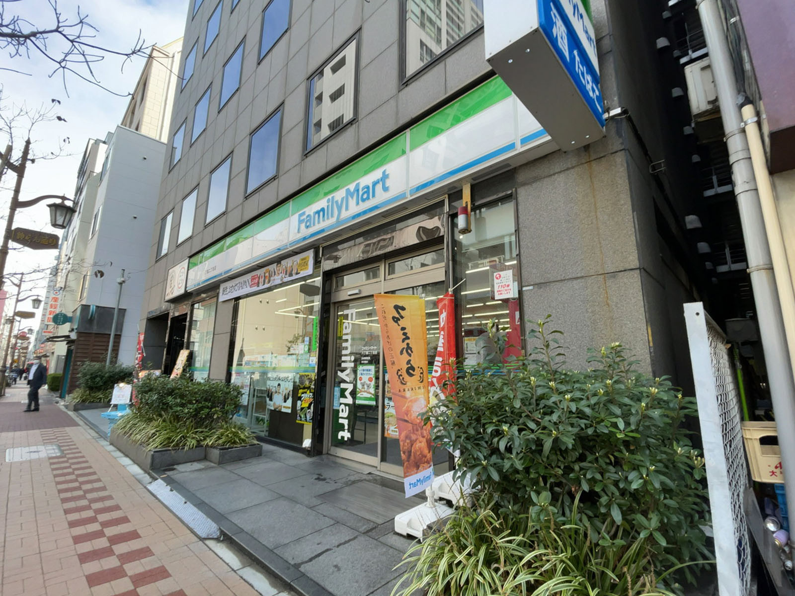 1階のファミリーマート 八丁堀二丁目店