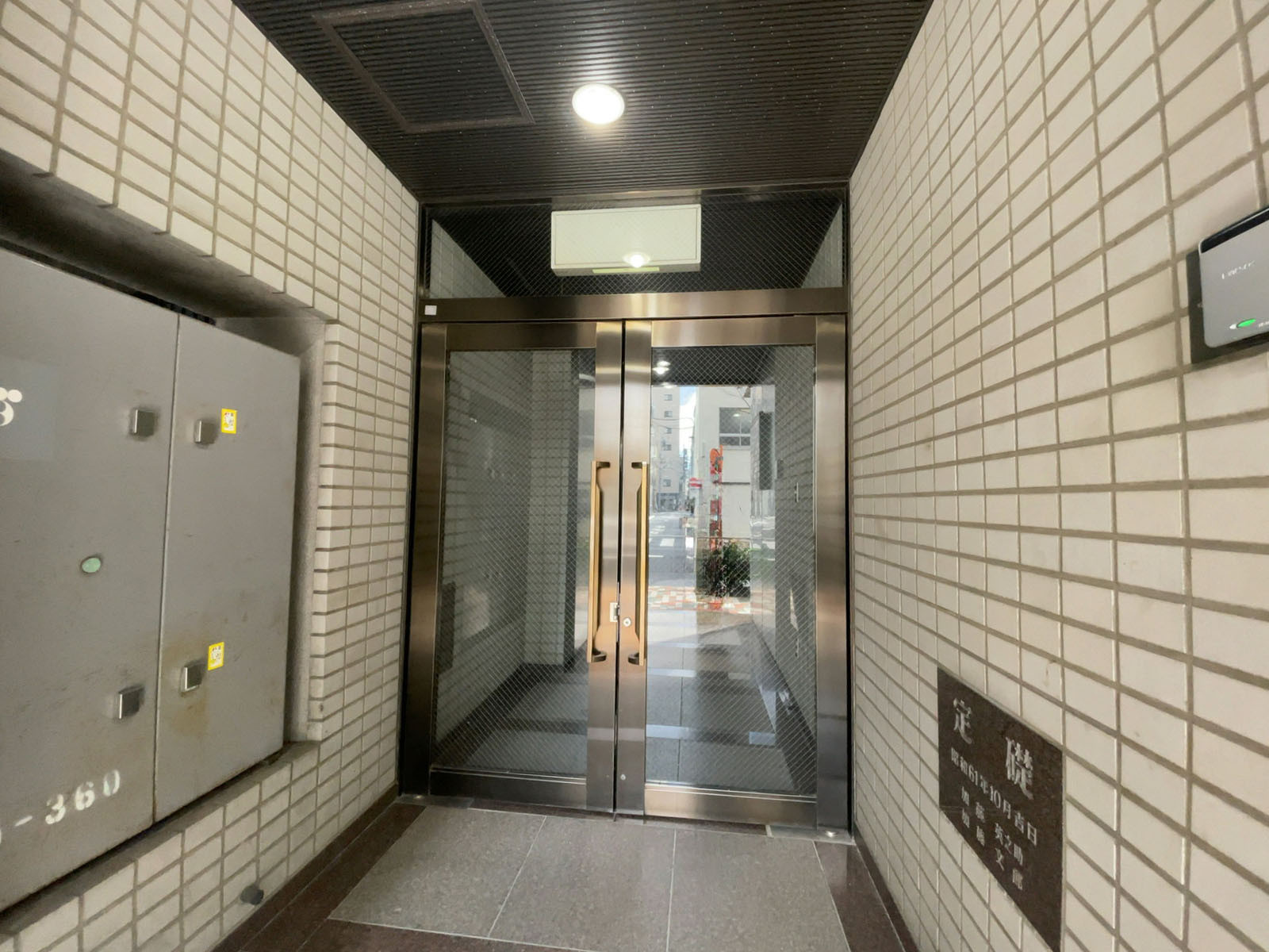 オフィスビル出入口