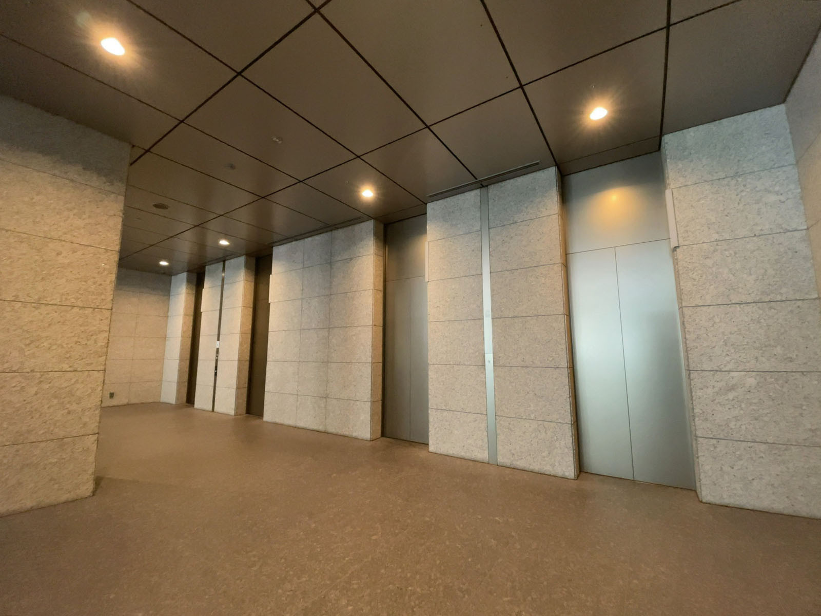 エレベーター(4基)