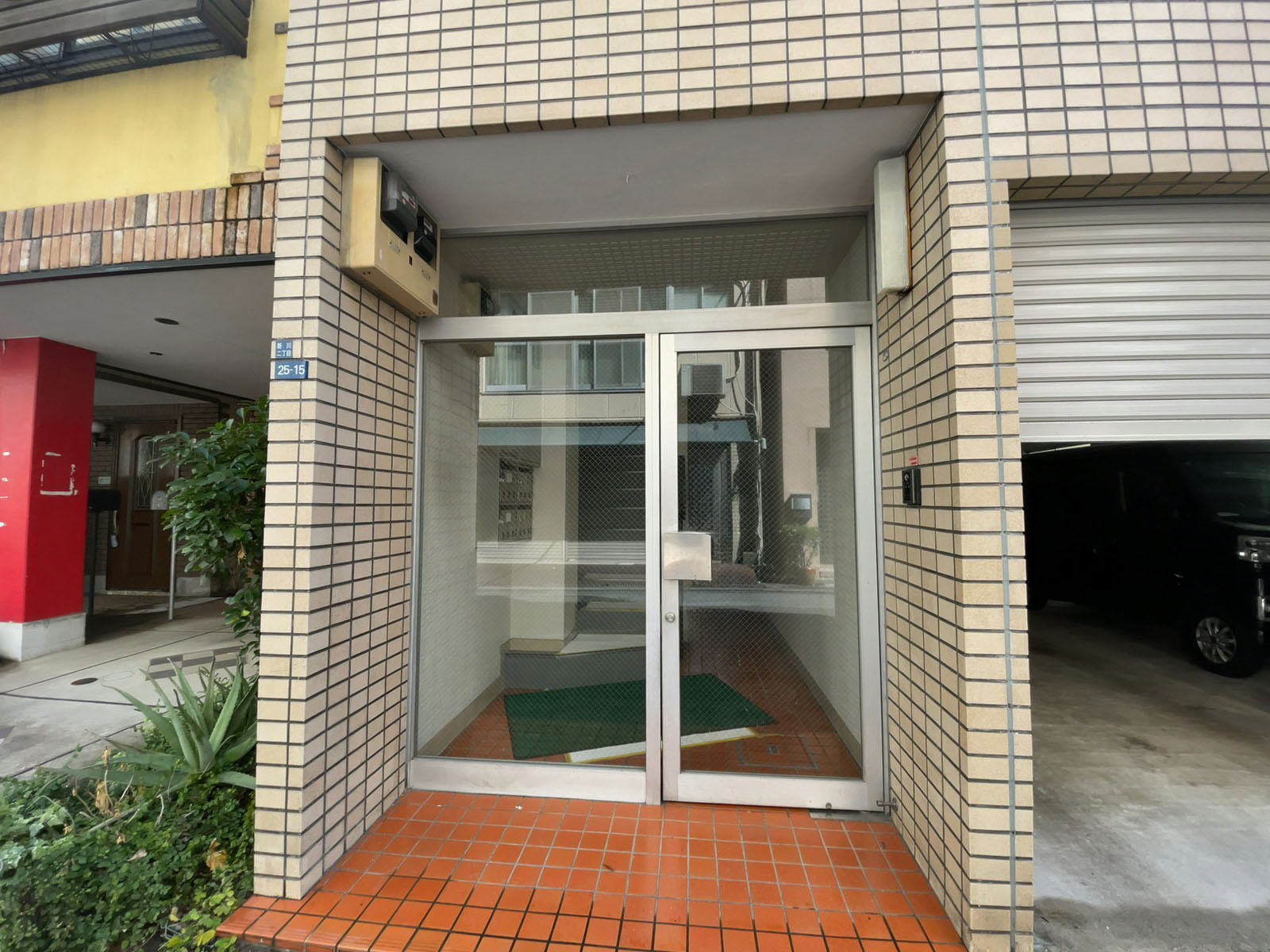 オフィスビル出入口