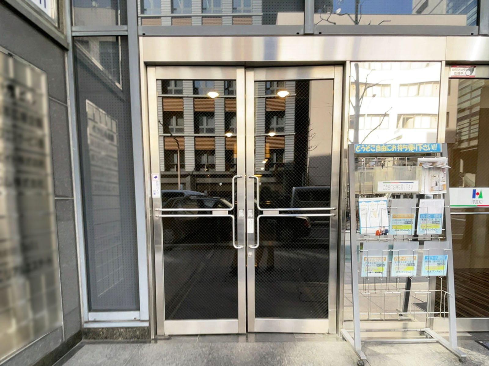 オフィスビル出入口