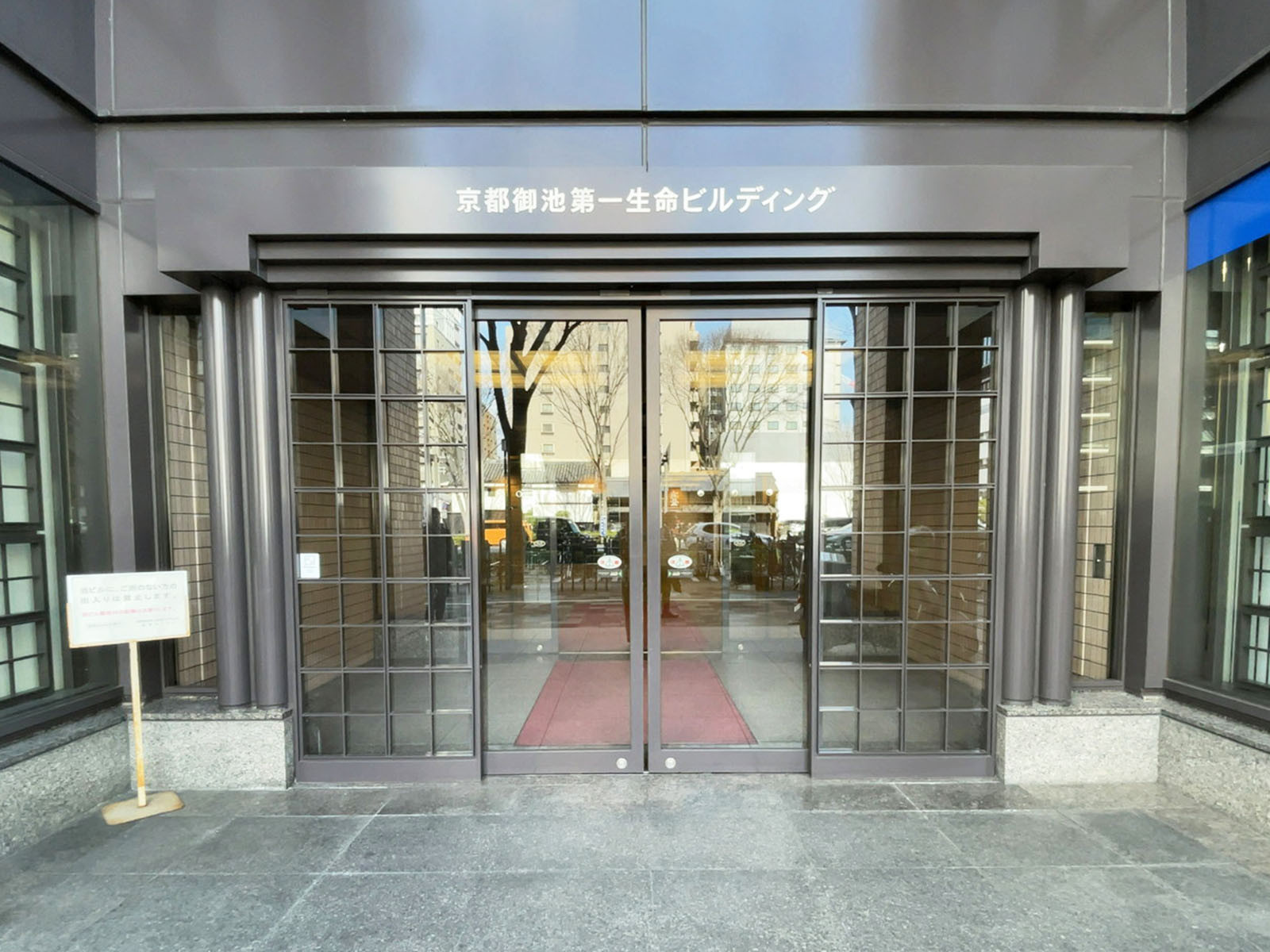 オフィスビル出入口
