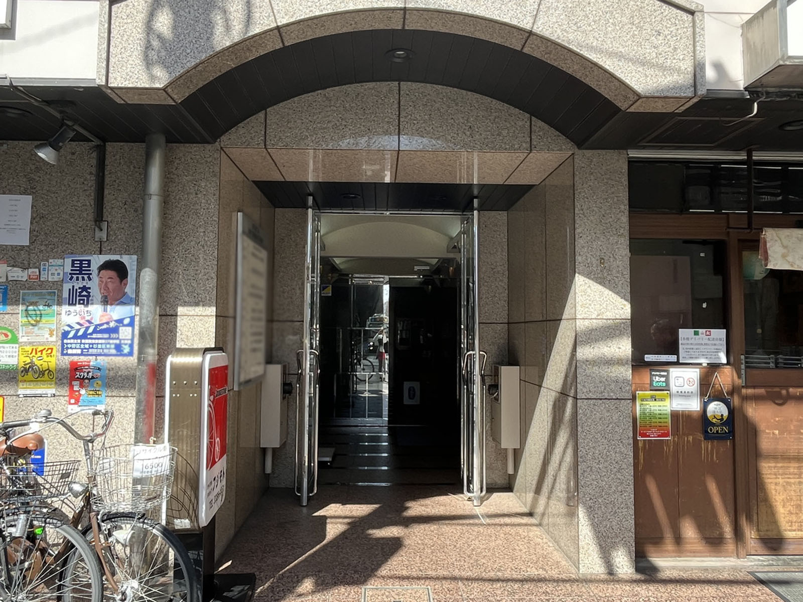 オフィスビル出入口