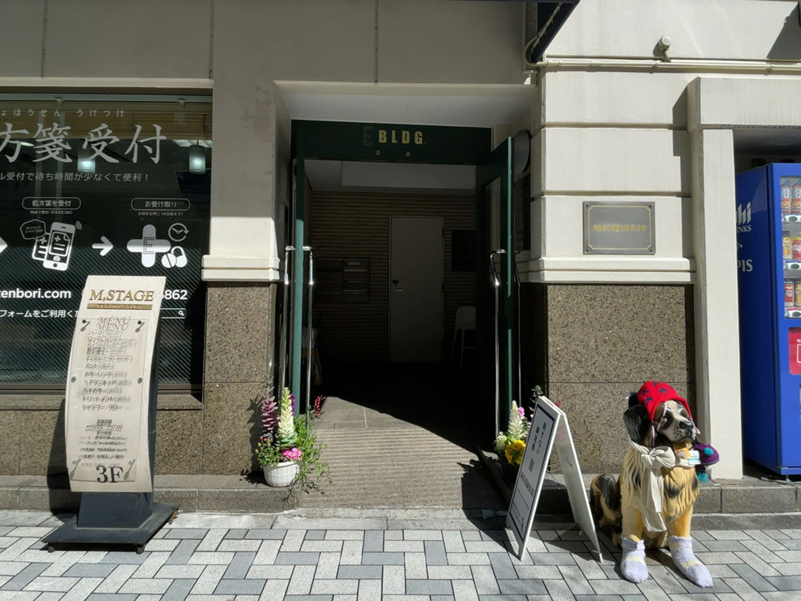オフィスビル出入口