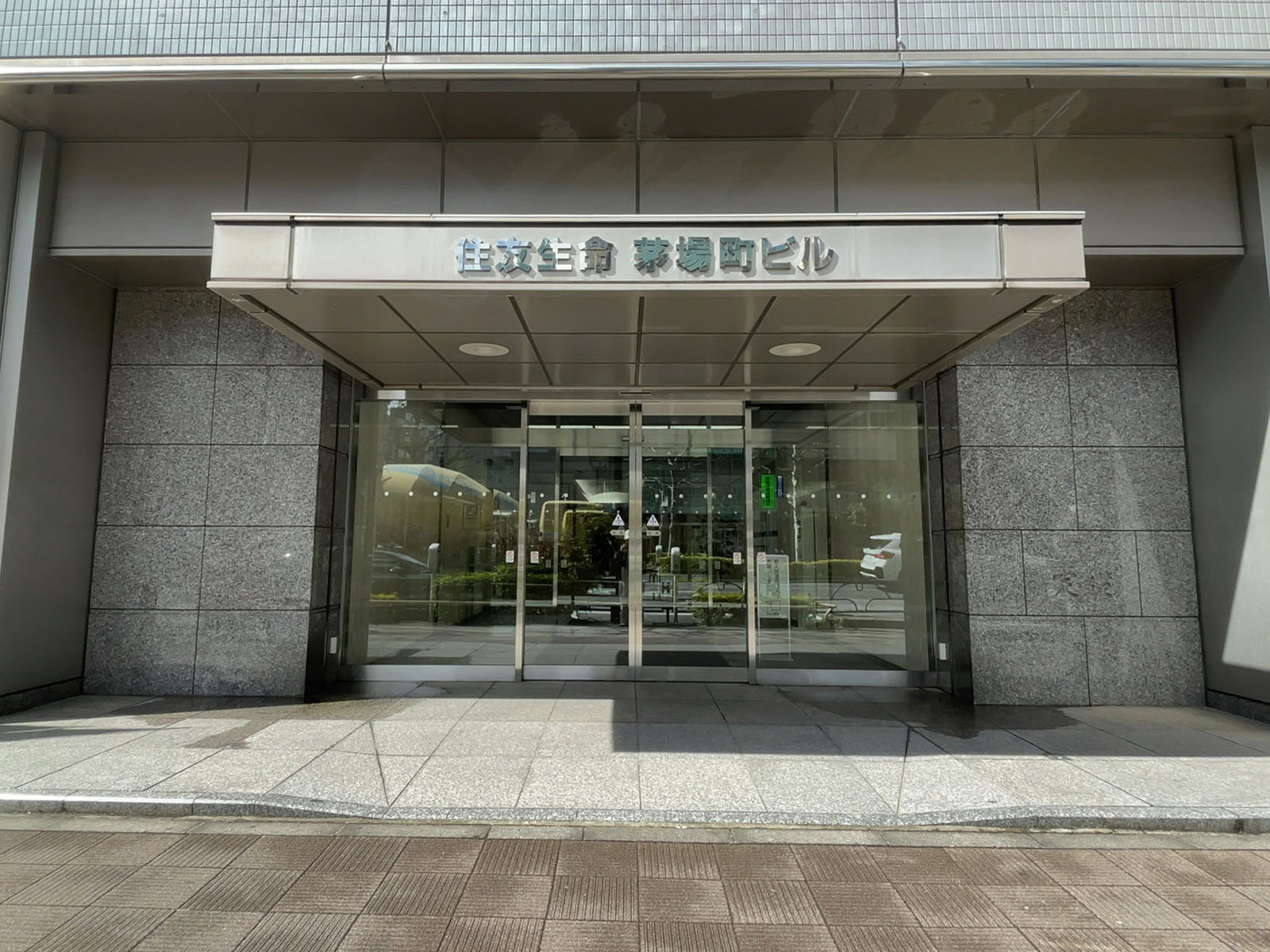 オフィスビル出入口