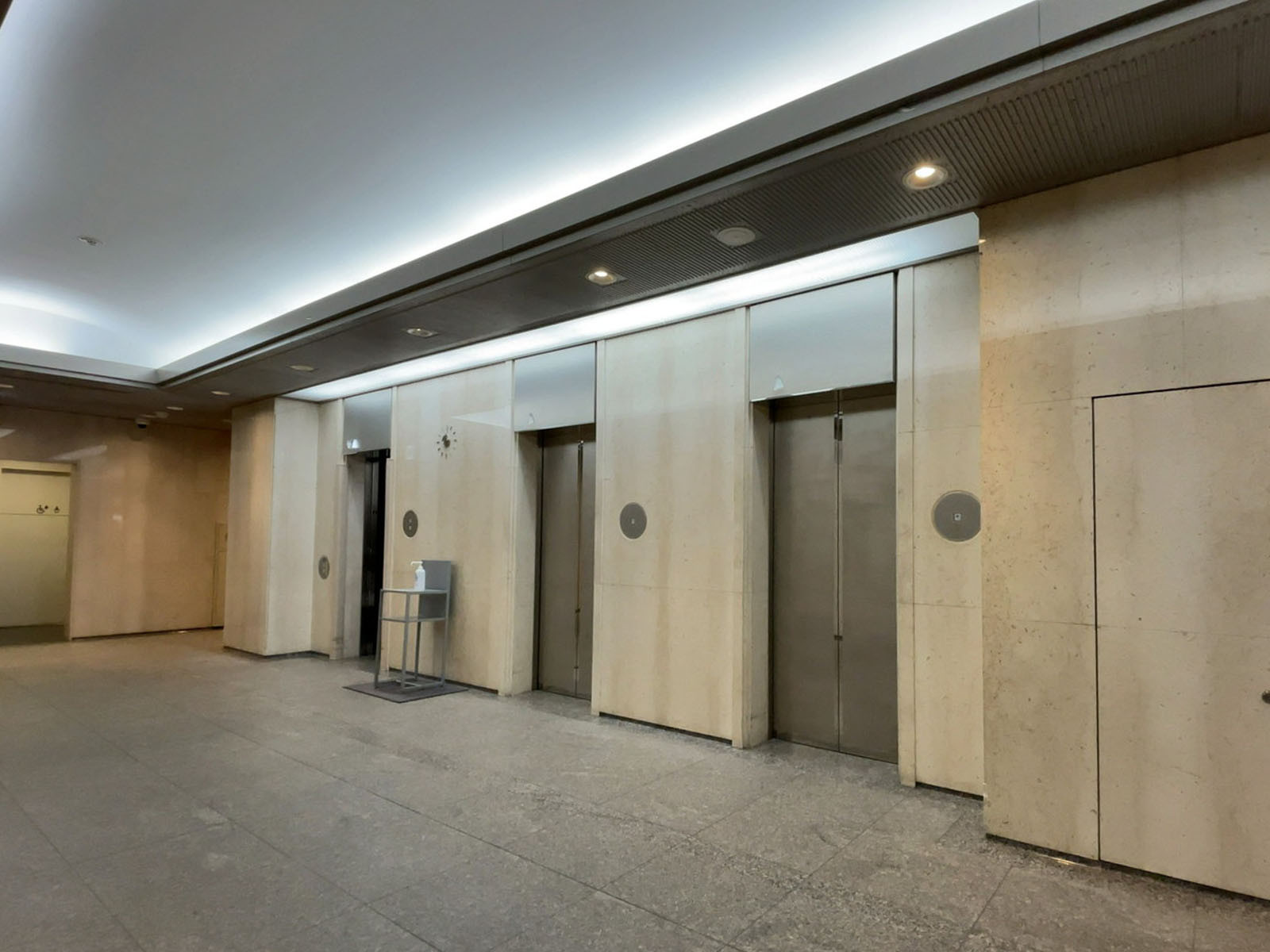 エレベーター(3基)