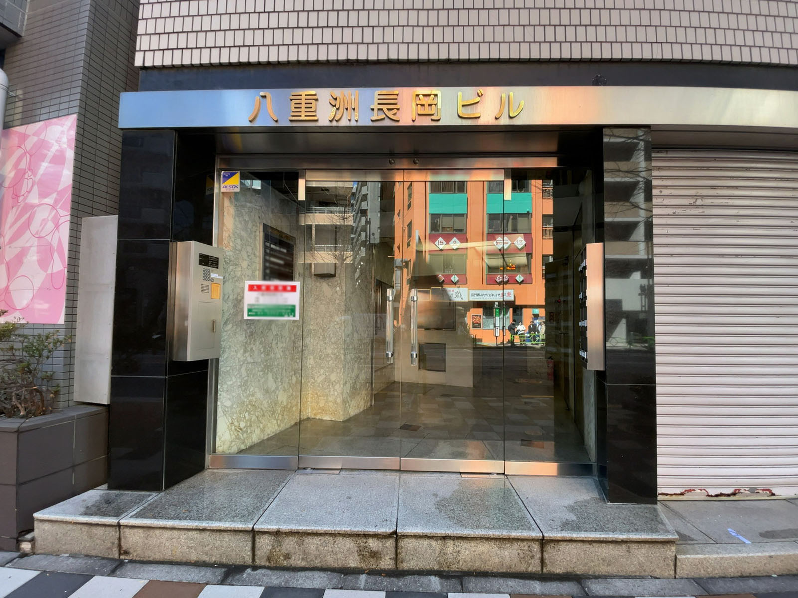 オフィスビル出入口