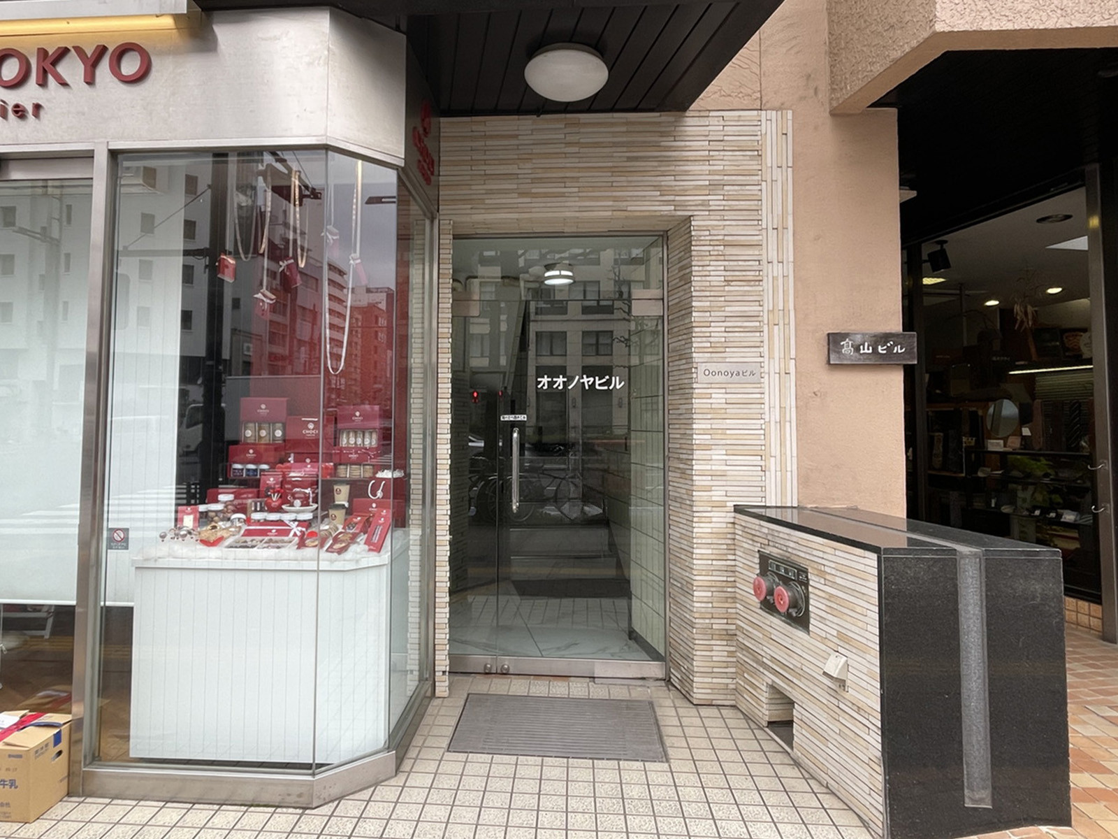 オフィスビル出入口