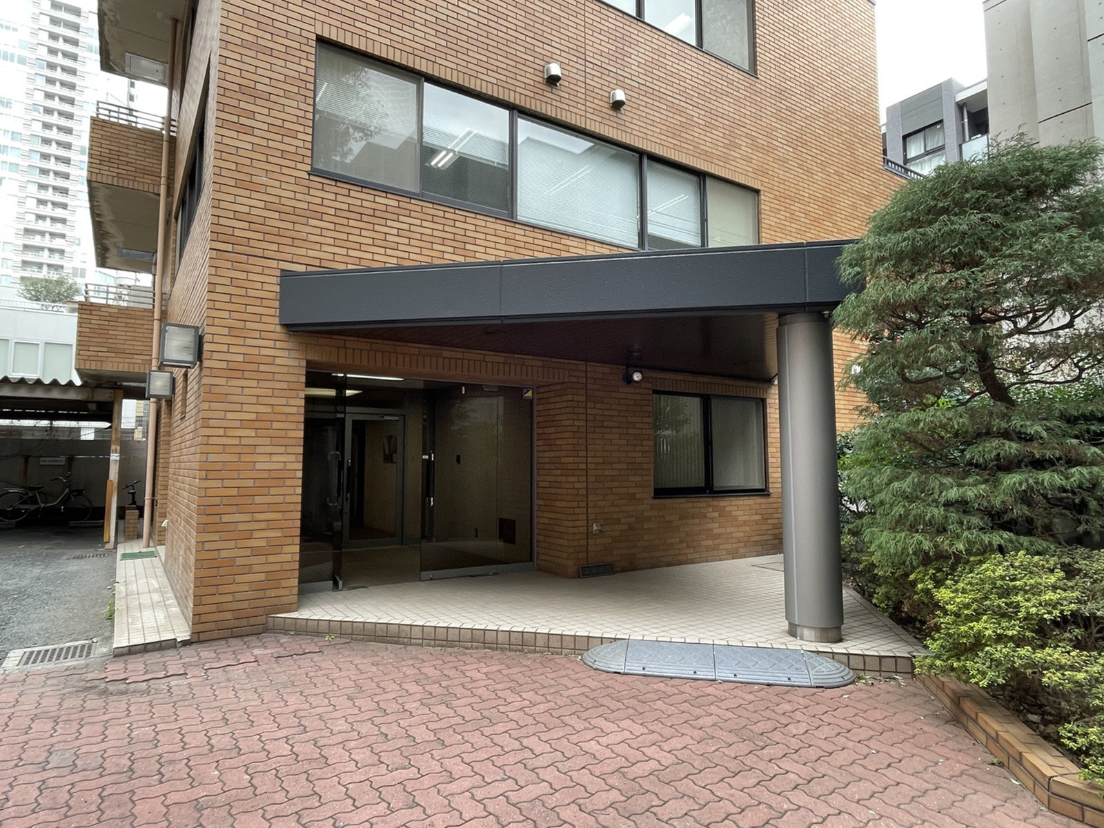 オフィスビル出入口