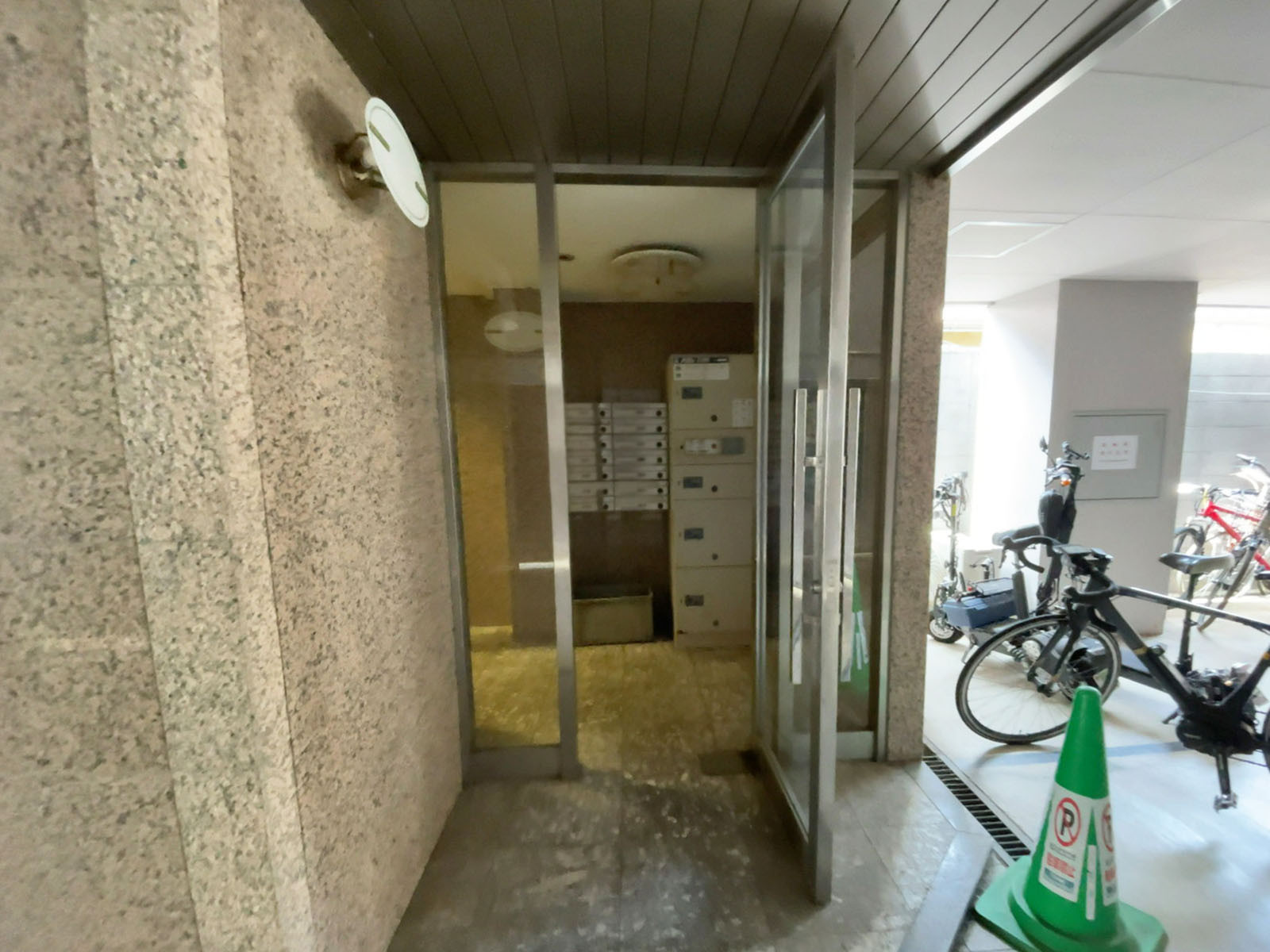 オフィスビル出入口