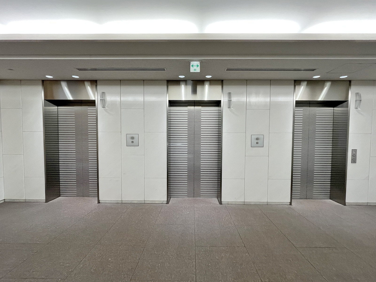エレベーター(4基)