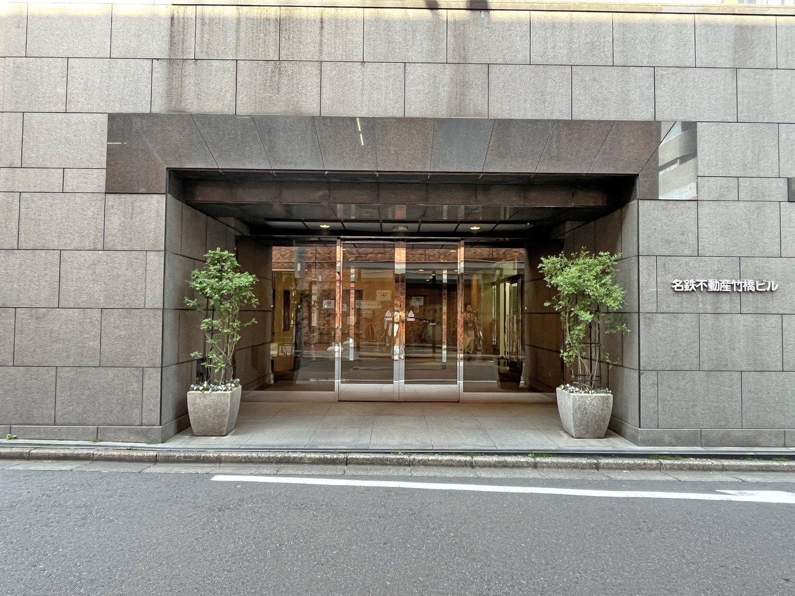 オフィスビル出入口