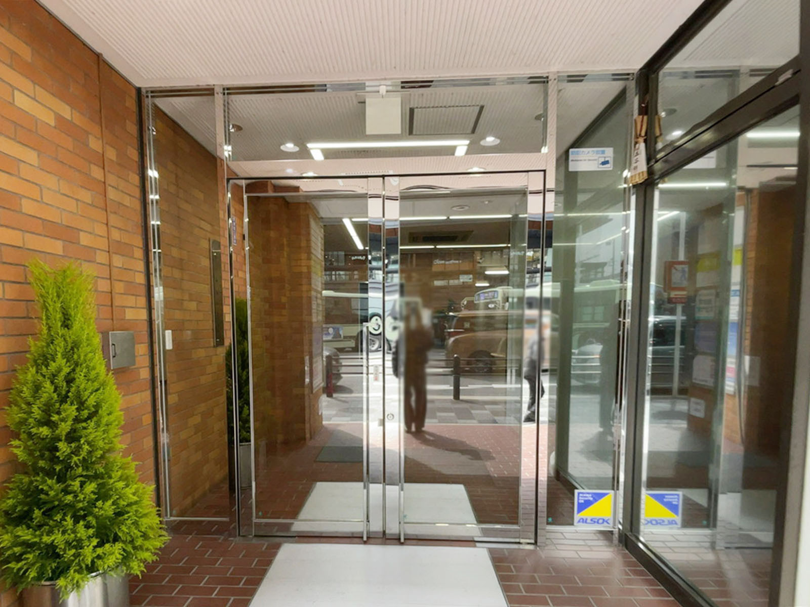 オフィスビル出入口